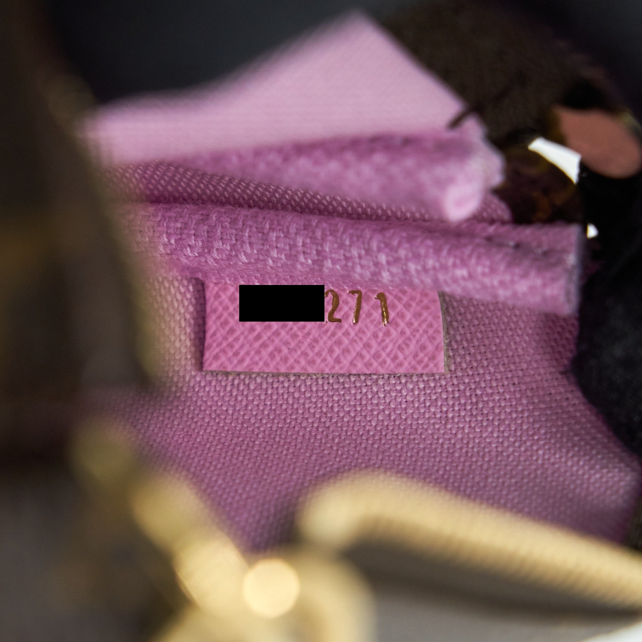 louis-vuitton-mini-pochette-christmas-animation-2021