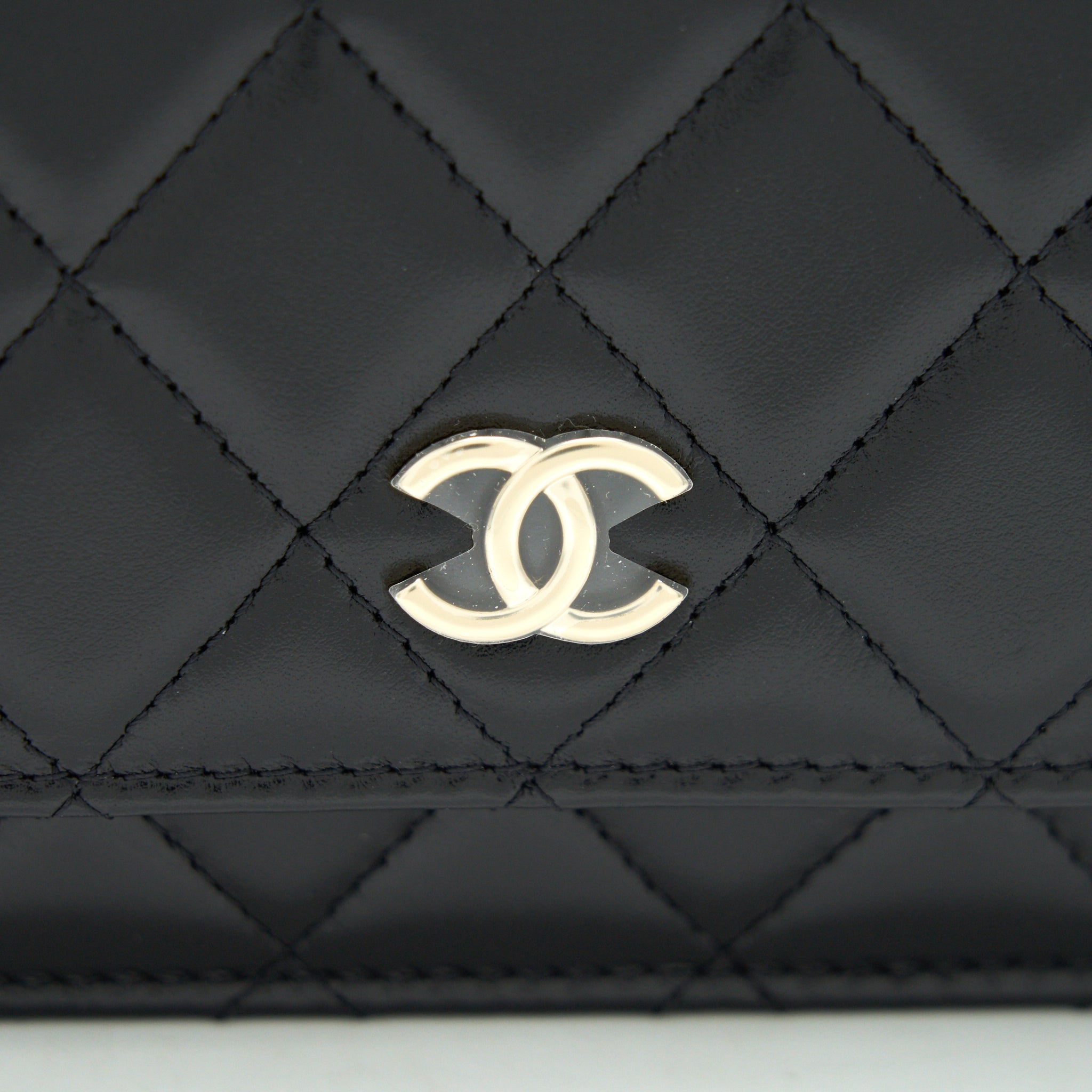 chanel-giant-pearl-crush-wallet-on-chain-black