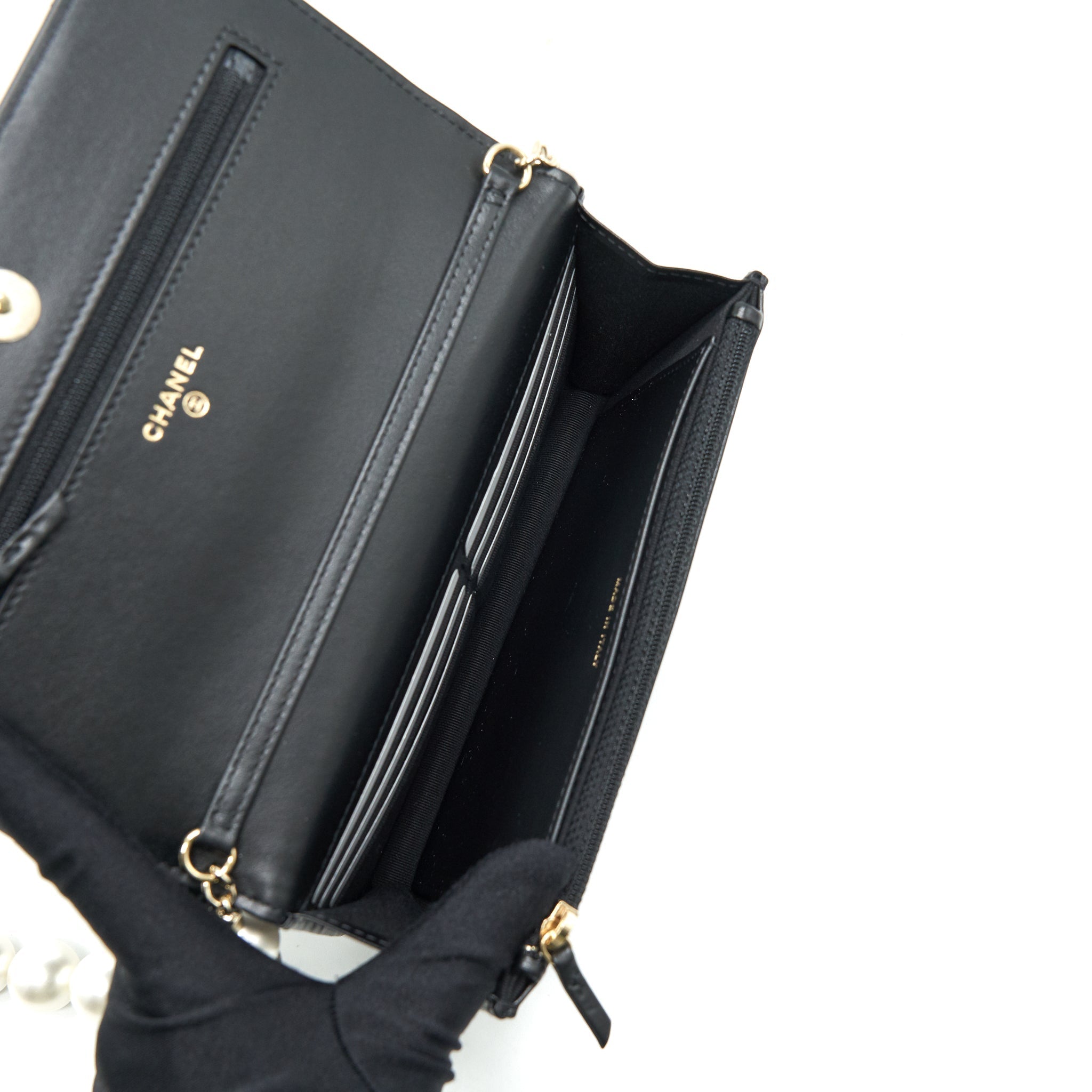 chanel-giant-pearl-crush-wallet-on-chain-black