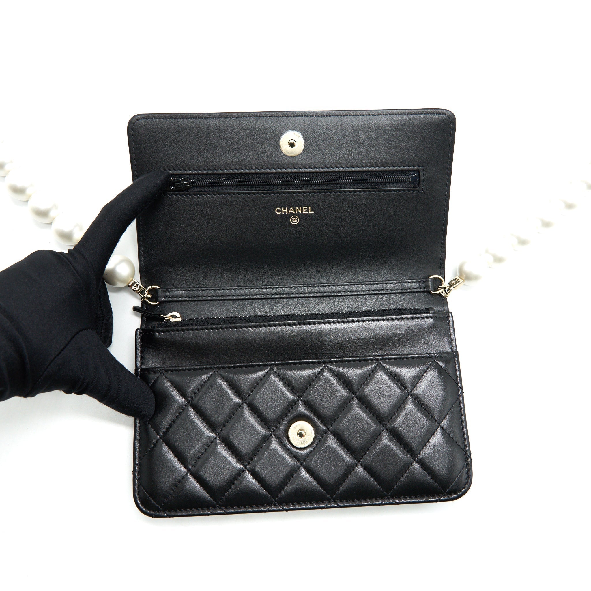 chanel-giant-pearl-crush-wallet-on-chain-black