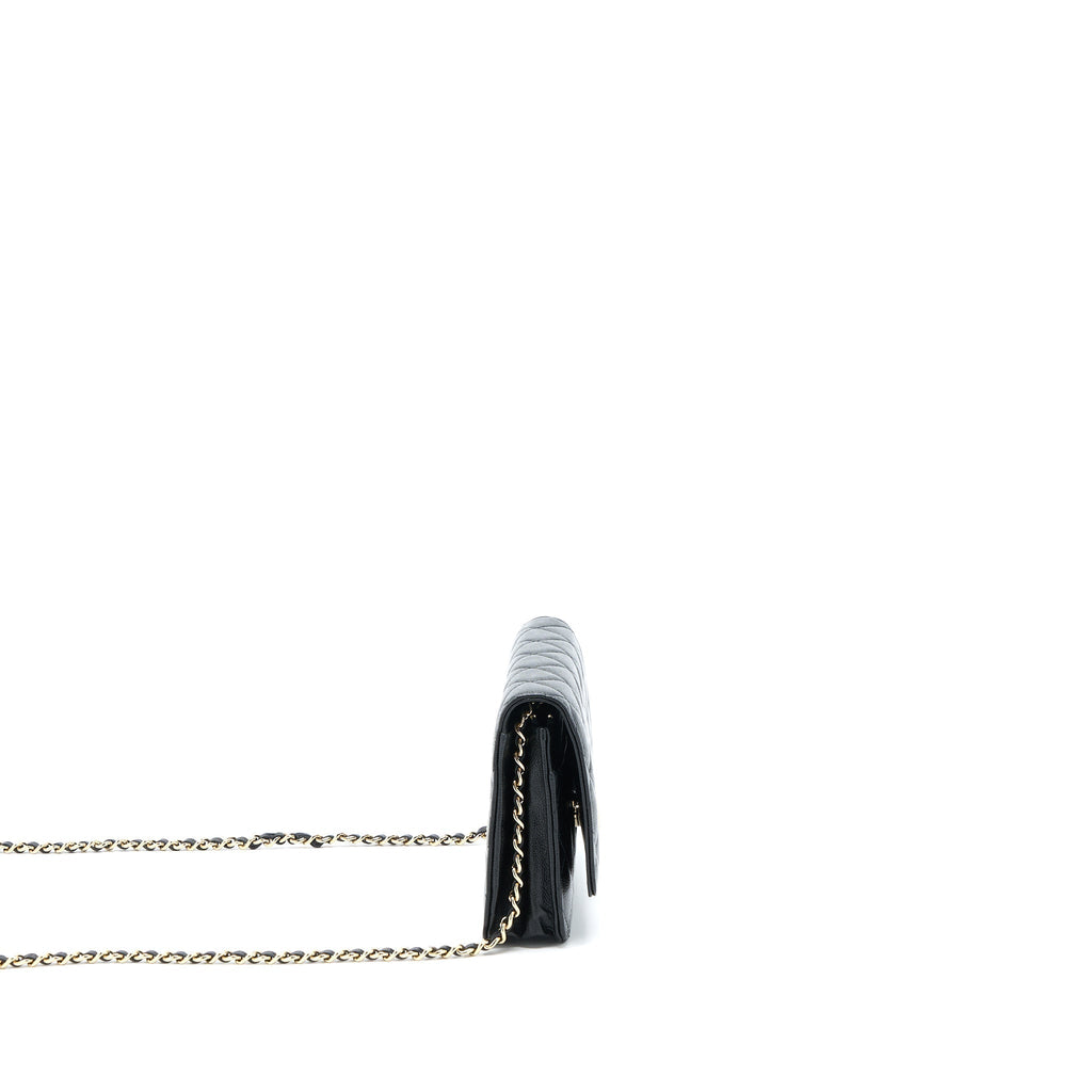 chanel-22b-detail-cc-logo-wallet-on-chain-caviar-black-lghw-microchip