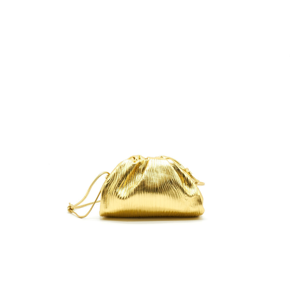 bottega-veneta-the-mini-pouch-color-oro