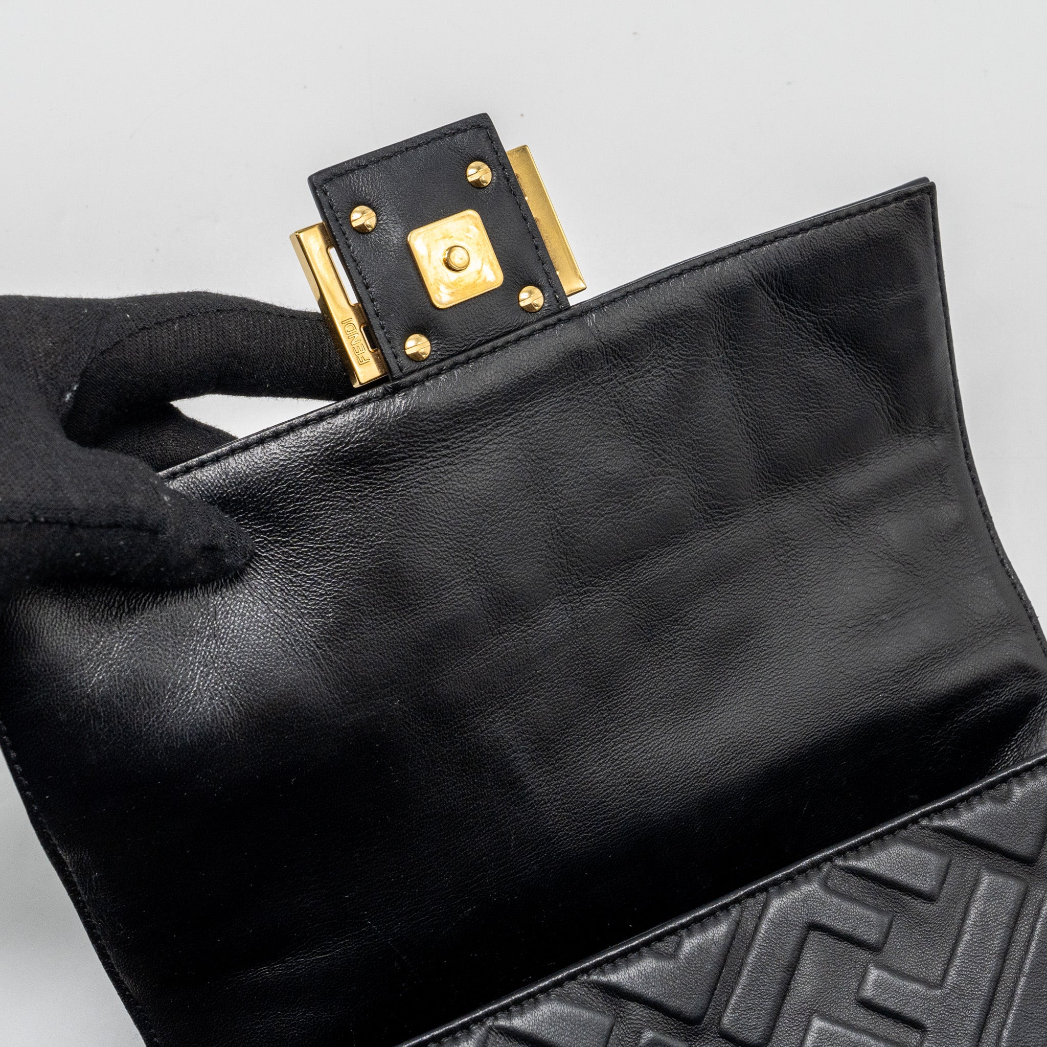 fendi-baguette-bag-with-ff-motif-nappa-black-ghw