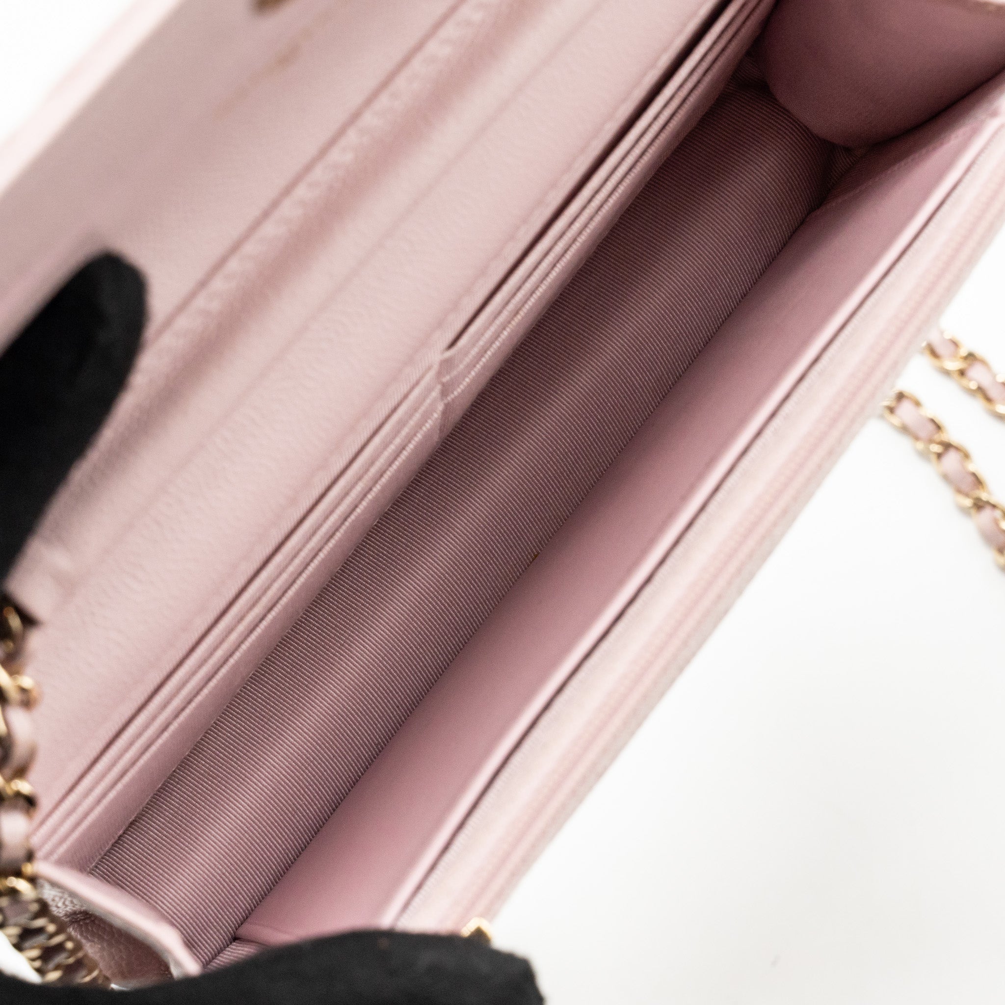 chanel-classic-wallet-on-chain-caviar-light-pink-lghw-1