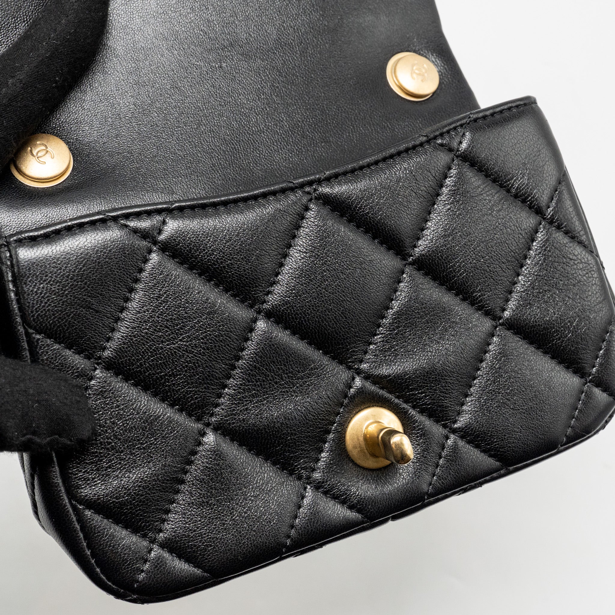 chanel-24s-pearl-adjustable-chain-mini-flap-bag-lambskin-black-ghwmicrochip