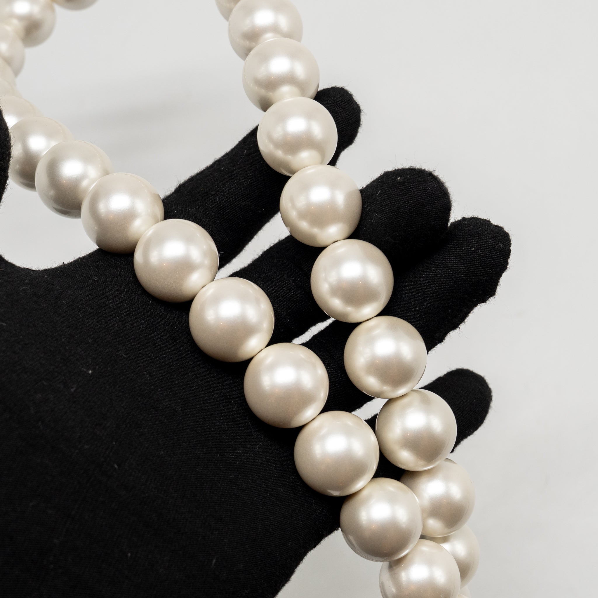 chanel-card-holder-with-maxi-pearls-chain-lambskin-black-lghw