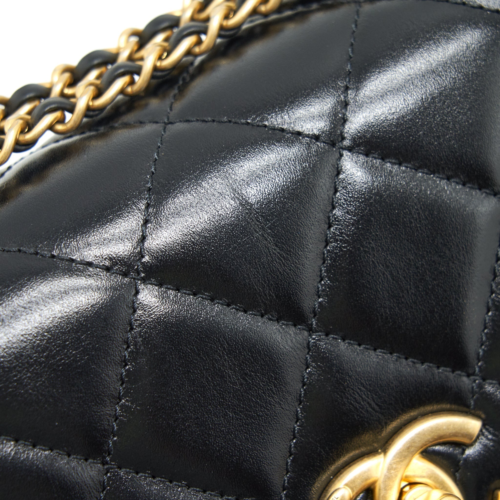 chanel-21a-gold-crush-flap-bag-calfskin-black-ghw