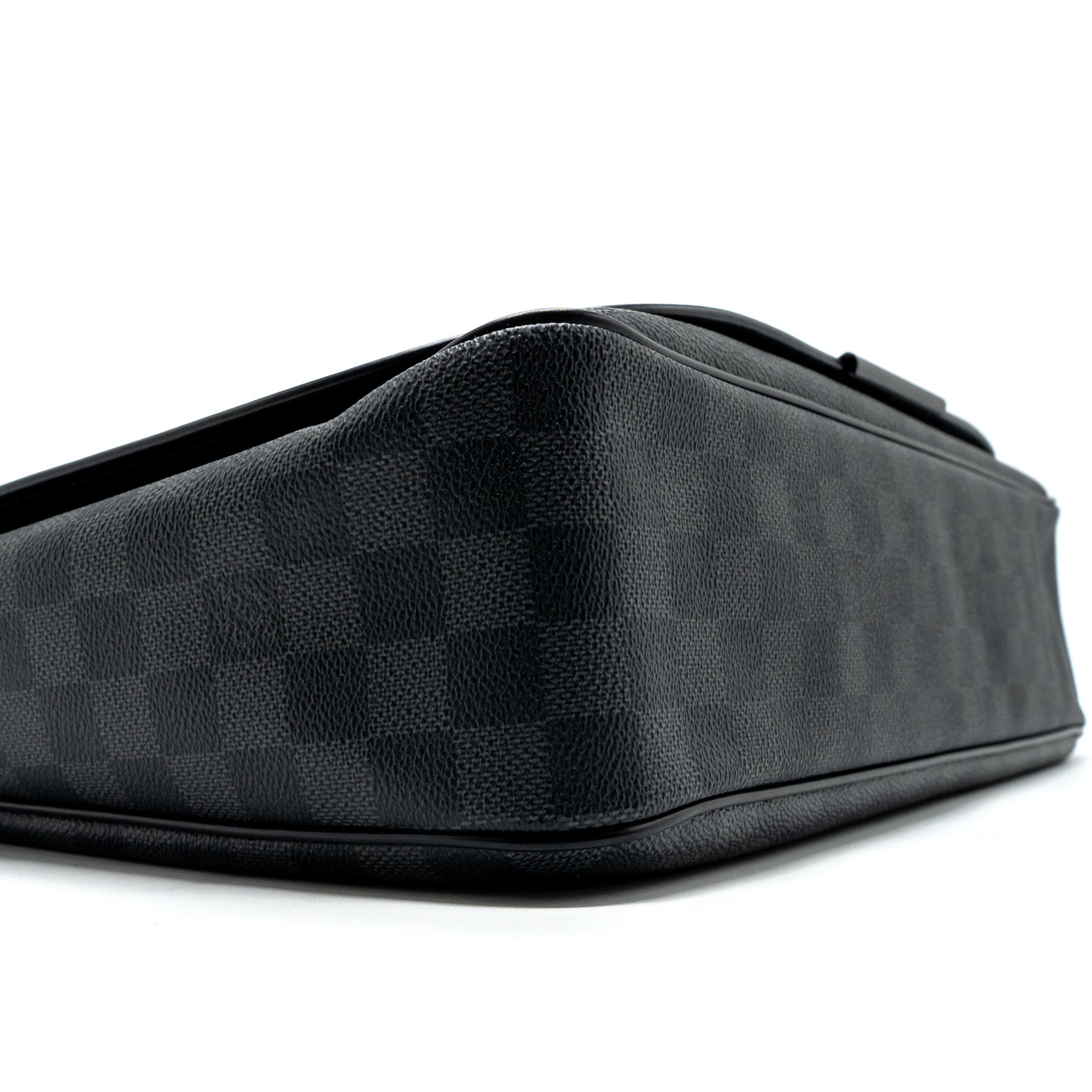 louis-vuitton-large-messanger-bag-damier-graphite-canvas-with-black-hardware