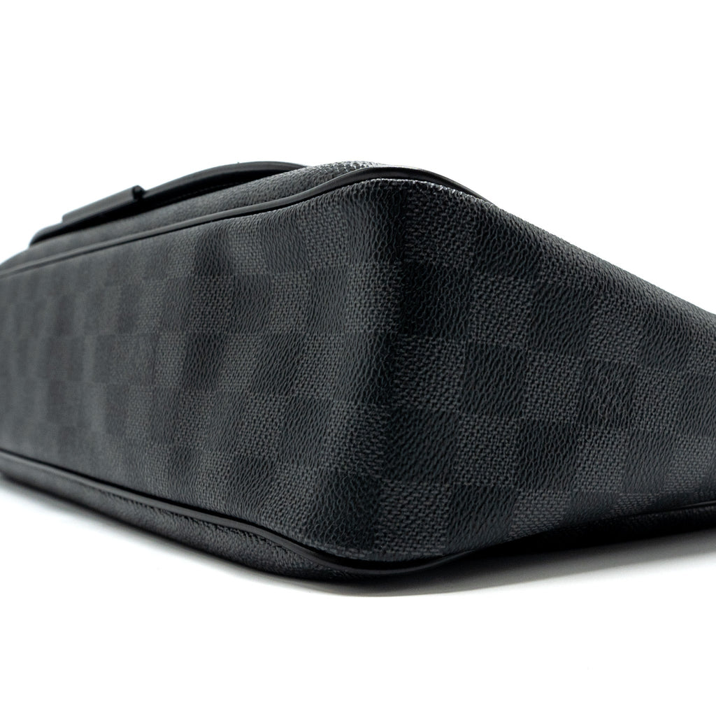 louis-vuitton-large-messanger-bag-damier-graphite-canvas-with-black-hardware