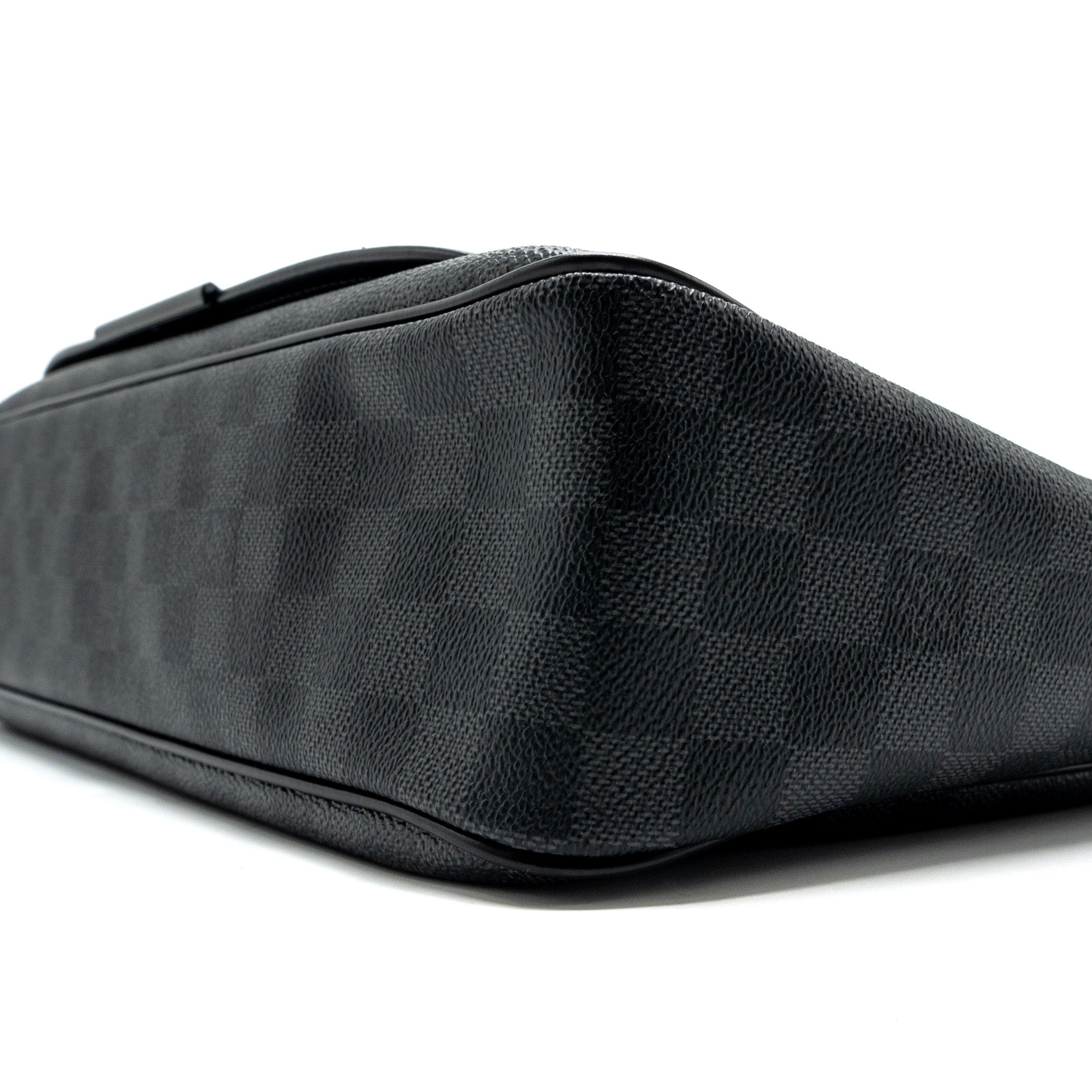 louis-vuitton-large-messanger-bag-damier-graphite-canvas-with-black-hardware