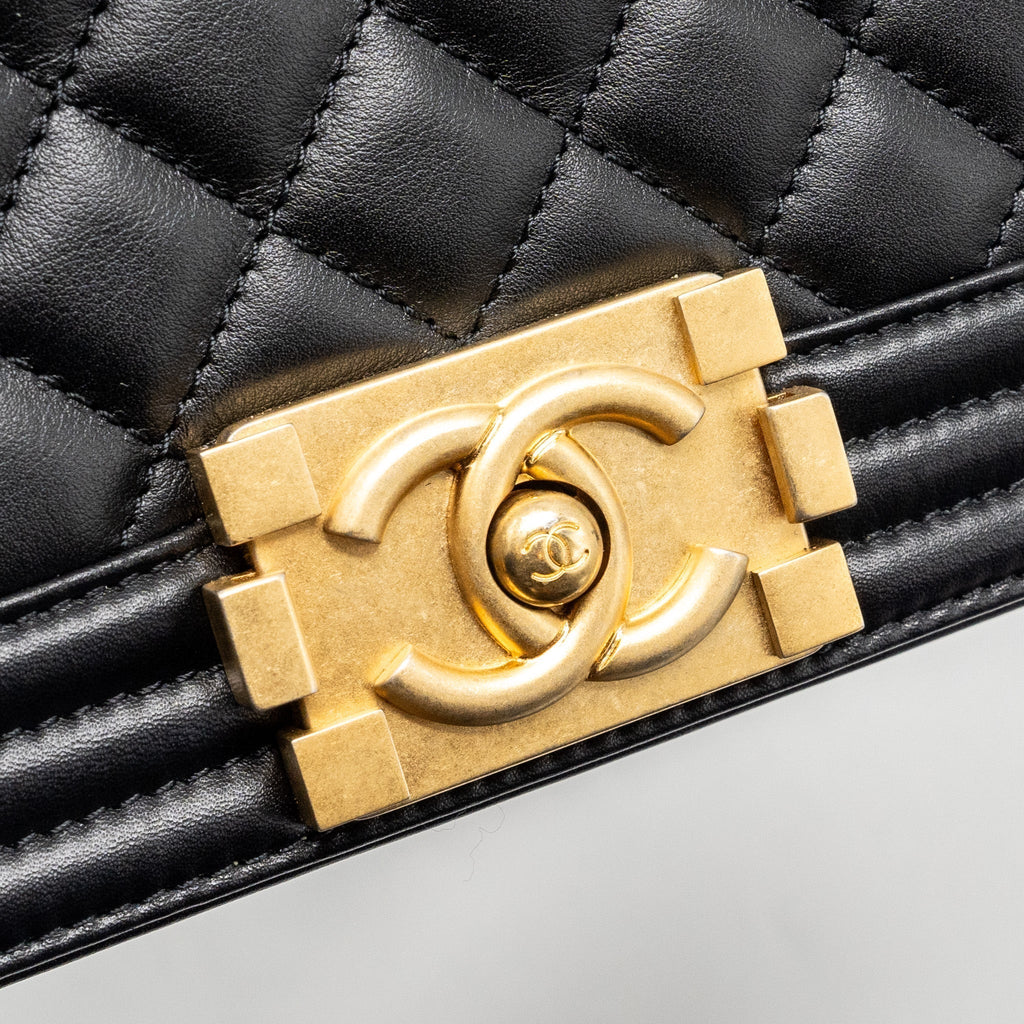 chanel-medium-boy-bag-smooth-calfskin-black-ghwmicrochip