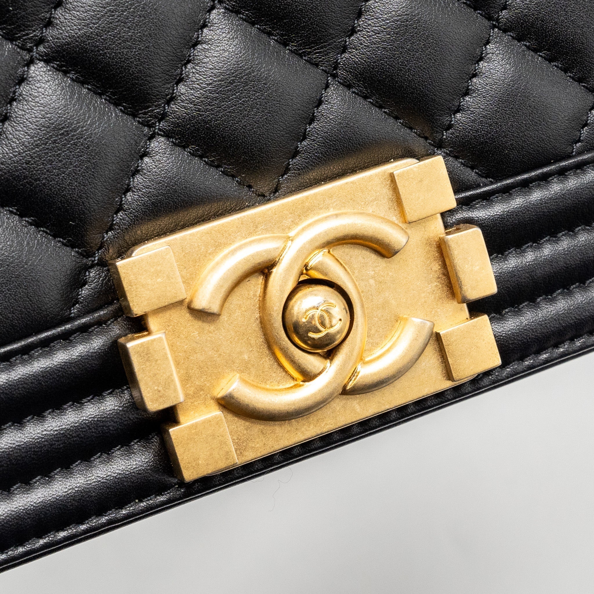 chanel-medium-boy-bag-smooth-calfskin-black-ghwmicrochip
