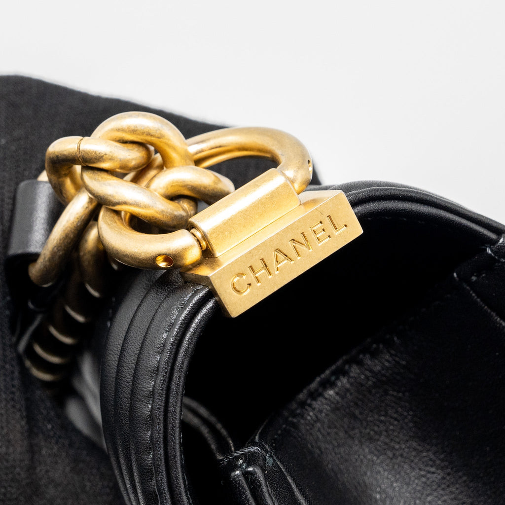 chanel-medium-boy-bag-smooth-calfskin-black-ghwmicrochip