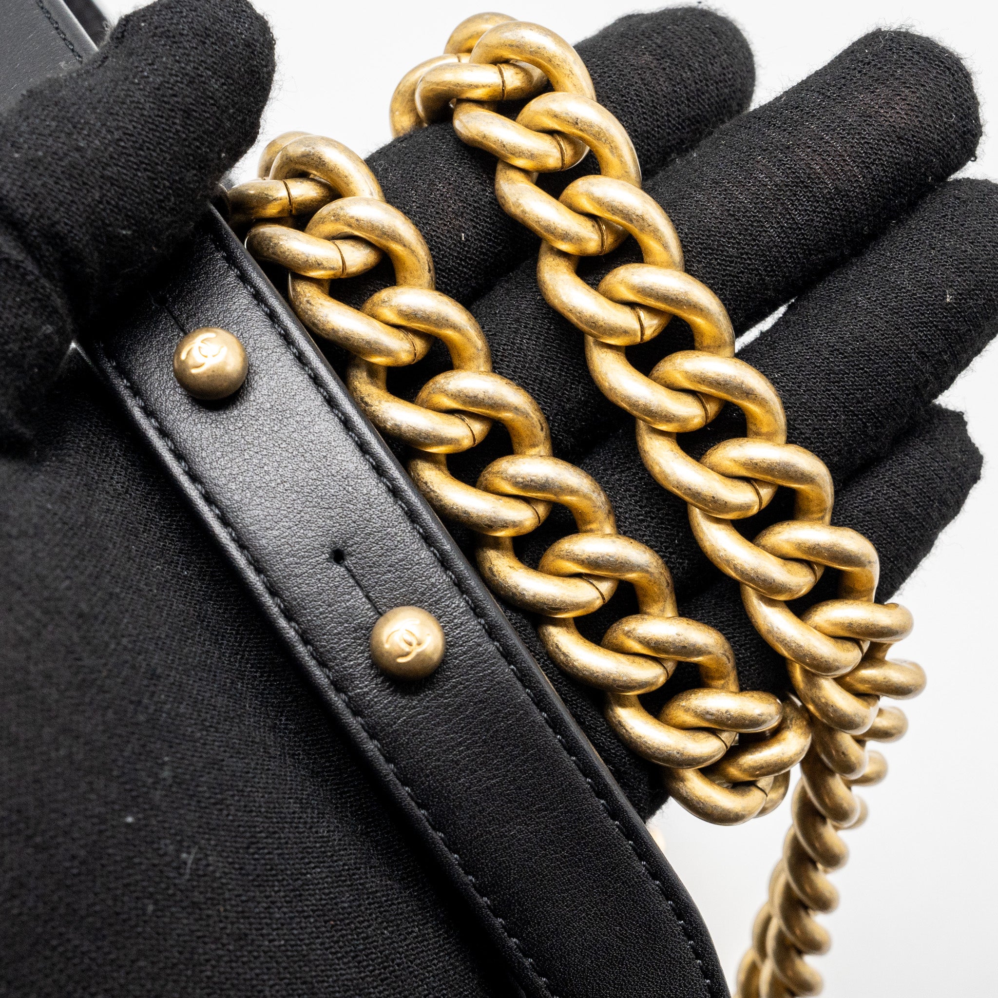 chanel-medium-boy-bag-smooth-calfskin-black-ghwmicrochip