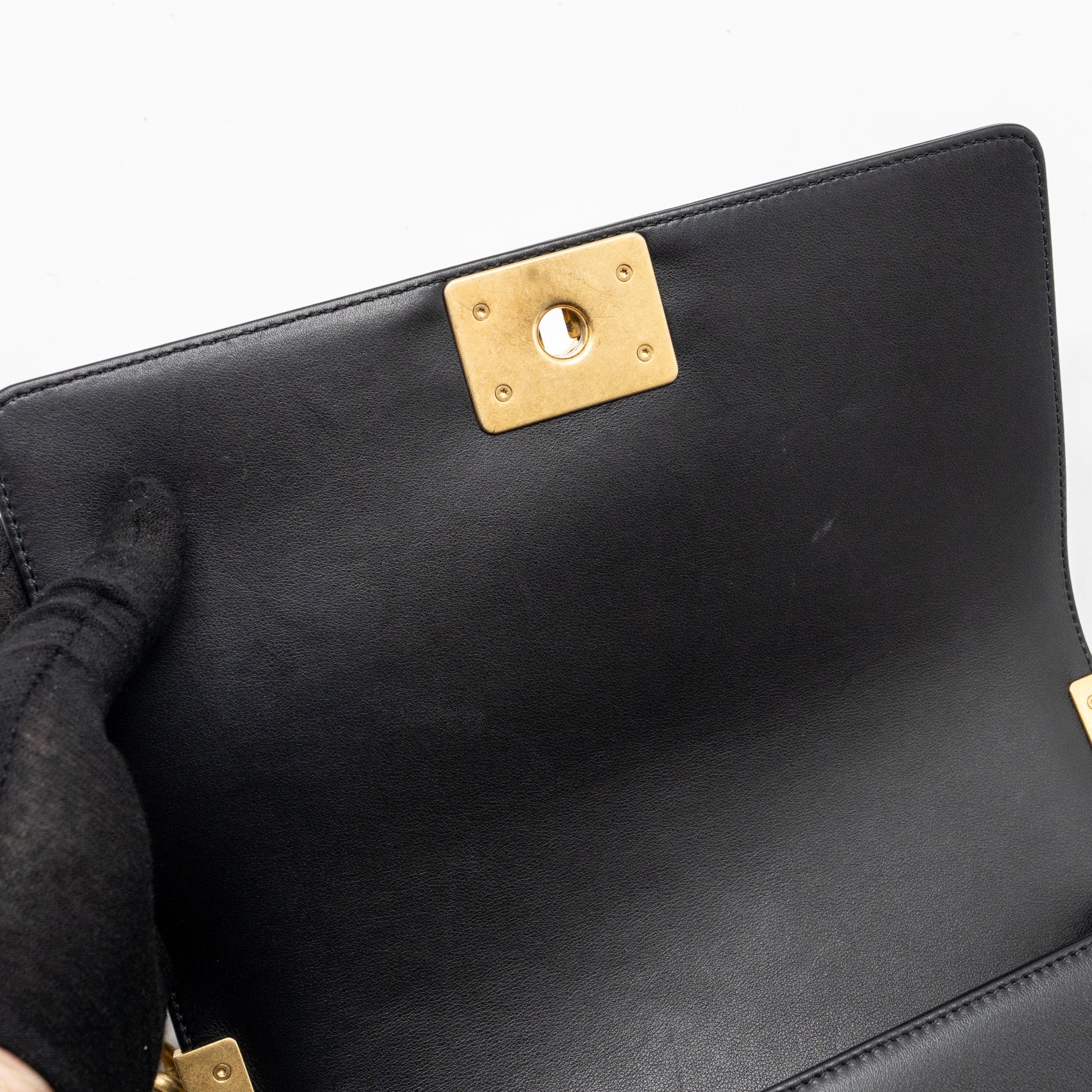 chanel-medium-boy-bag-smooth-calfskin-black-ghwmicrochip