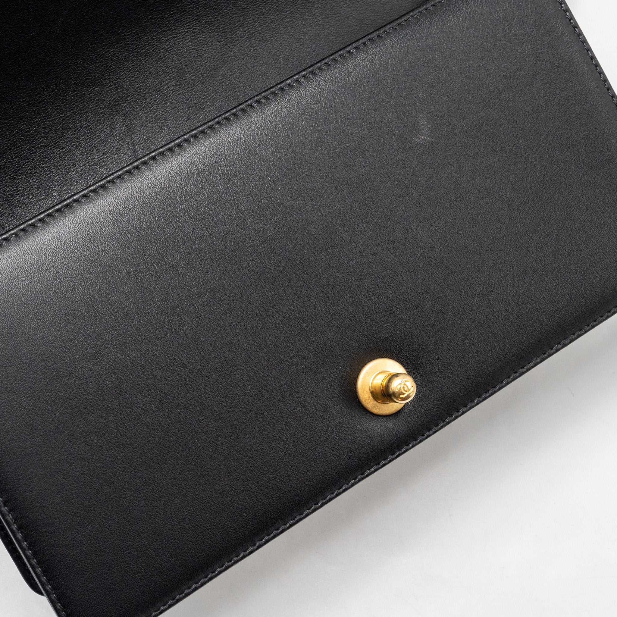 chanel-medium-boy-bag-smooth-calfskin-black-ghwmicrochip
