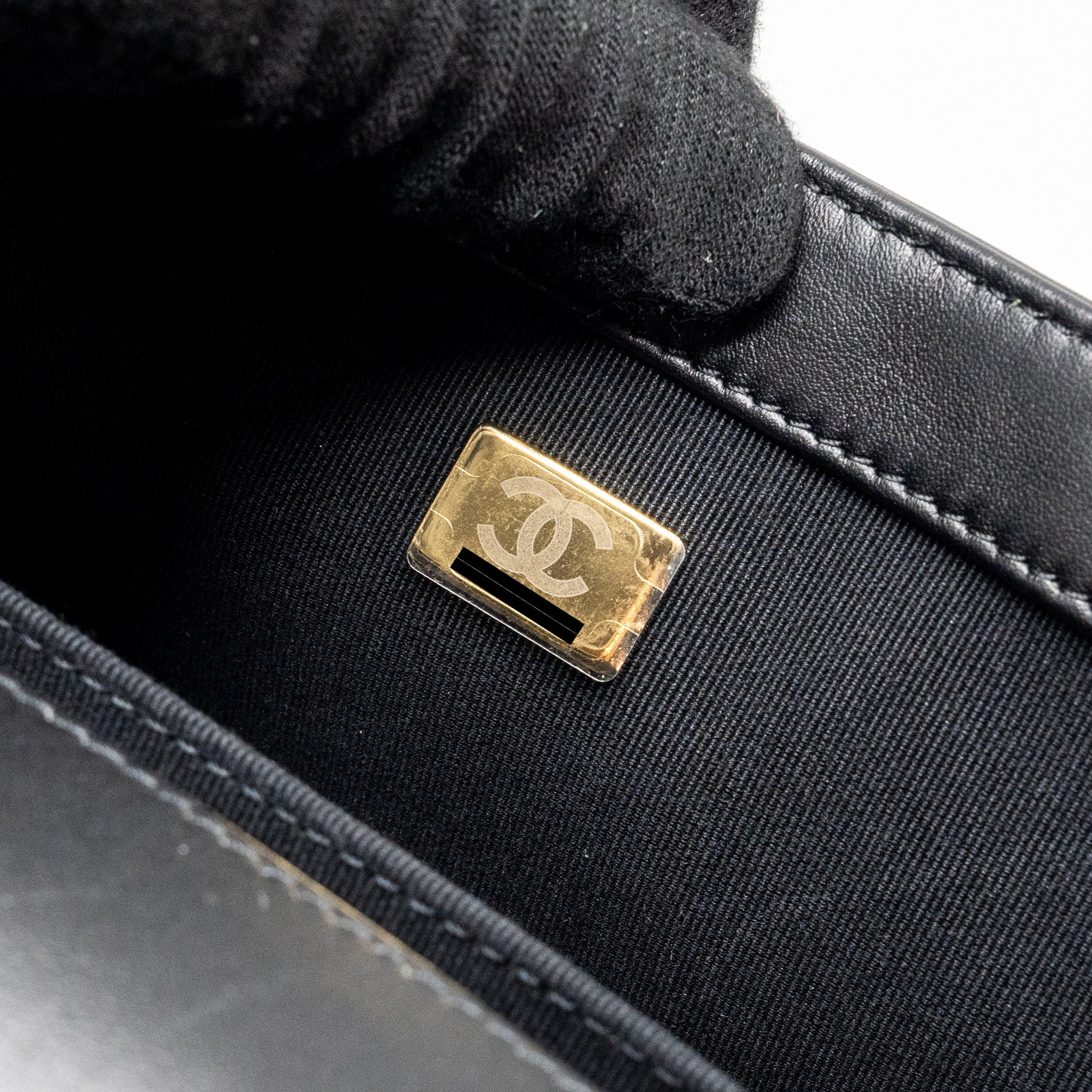 chanel-medium-boy-bag-smooth-calfskin-black-ghwmicrochip