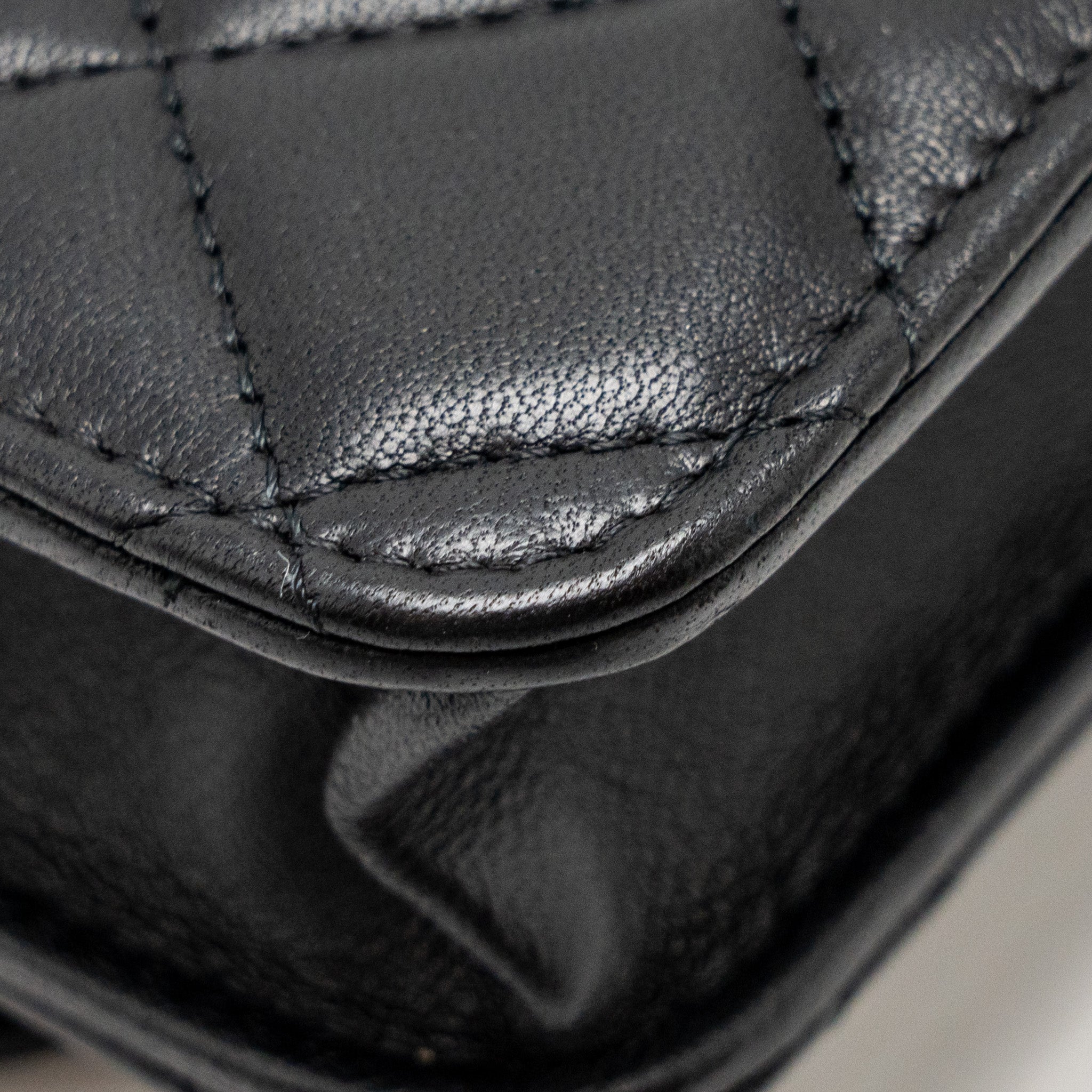 chanel-pearl-crush-mini-flap-wallet-with-chain-lambskin-black-ghw-microchip-copy-1