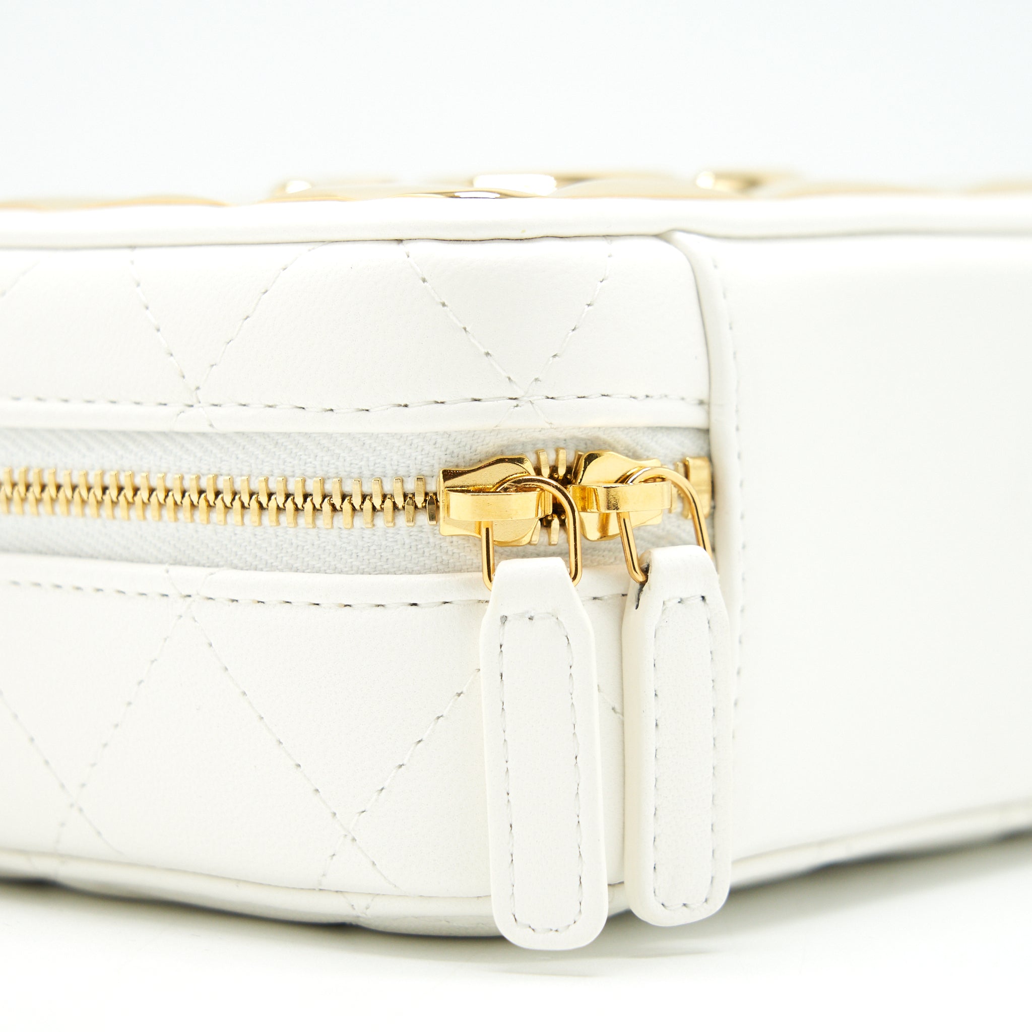 chanel-21k-small-metal-plate-vanity-with-chain-white-ghw
