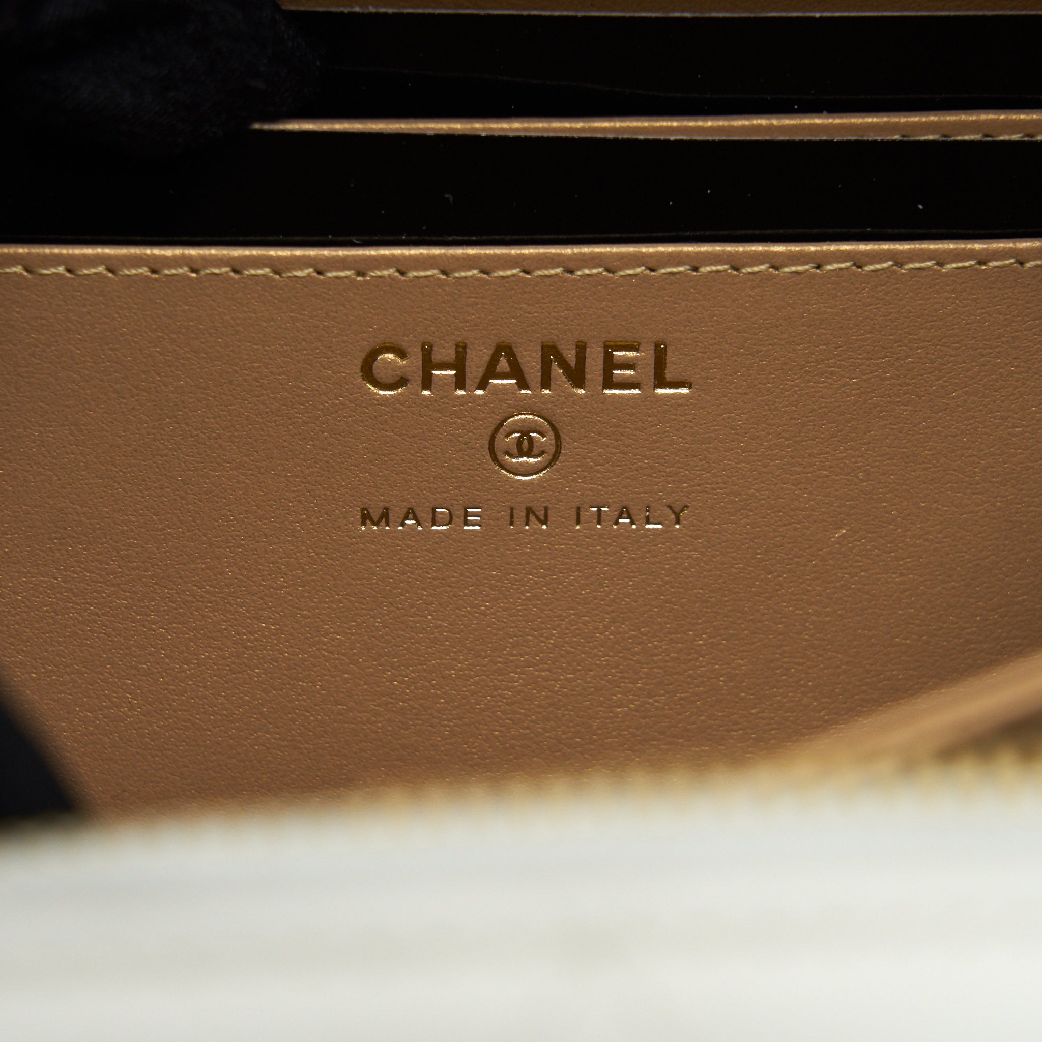 chanel-21k-small-metal-plate-vanity-with-chain-white-ghw
