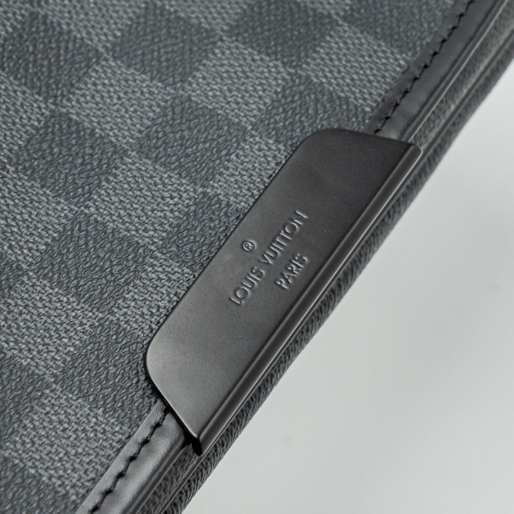 louis-vuitton-large-messanger-bag-damier-graphite-canvas-with-black-hardware