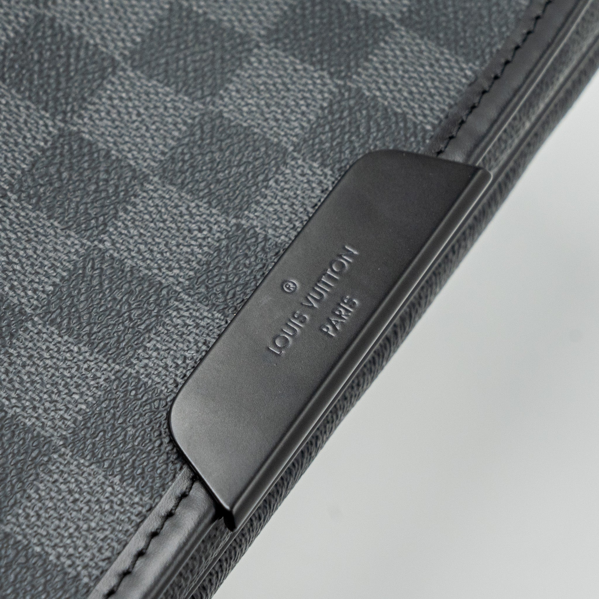 louis-vuitton-large-messanger-bag-damier-graphite-canvas-with-black-hardware