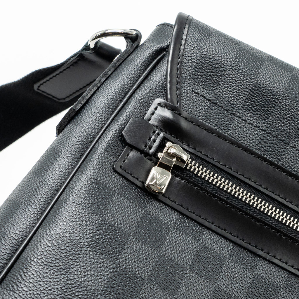 louis-vuitton-large-messanger-bag-damier-graphite-canvas-with-black-hardware