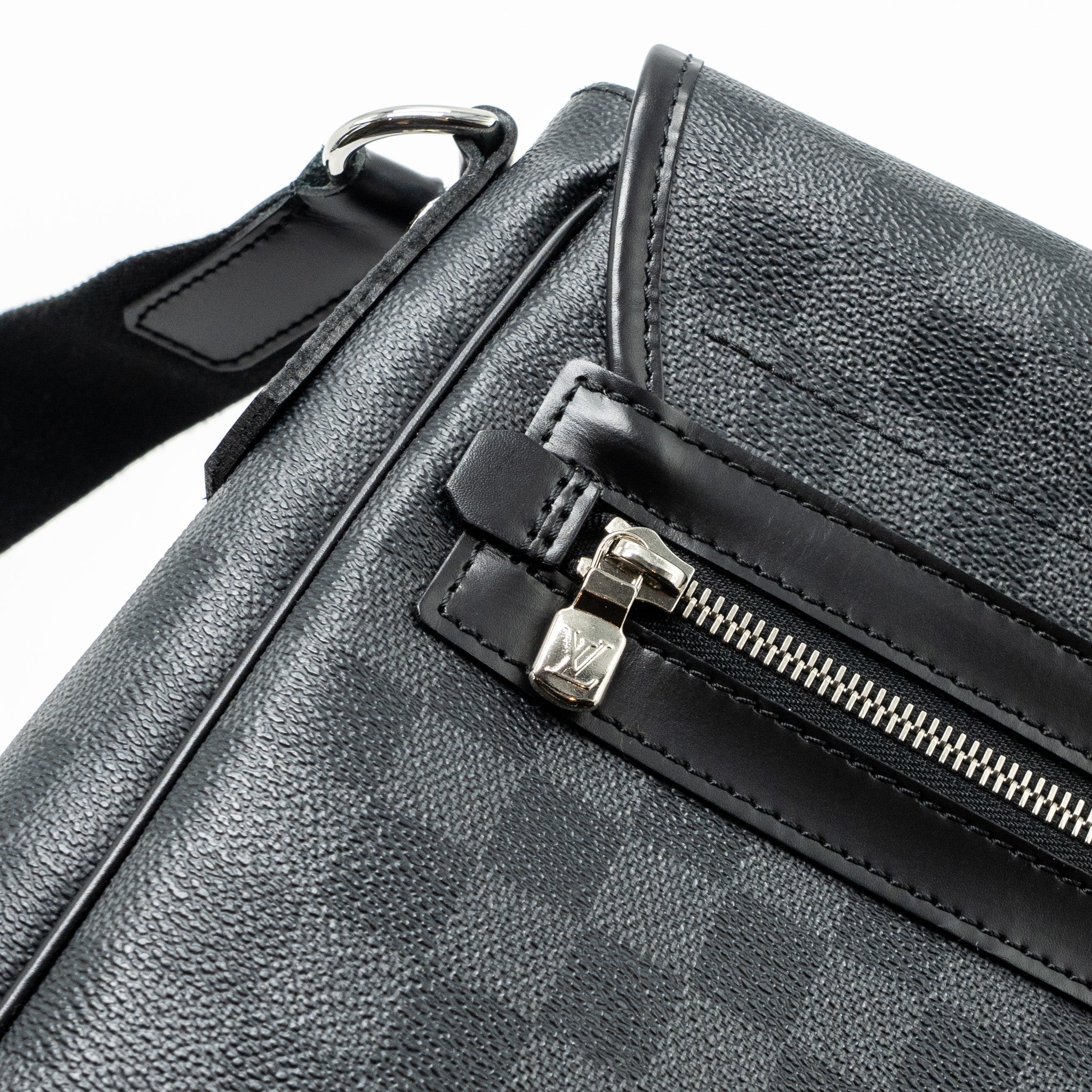 louis-vuitton-large-messanger-bag-damier-graphite-canvas-with-black-hardware