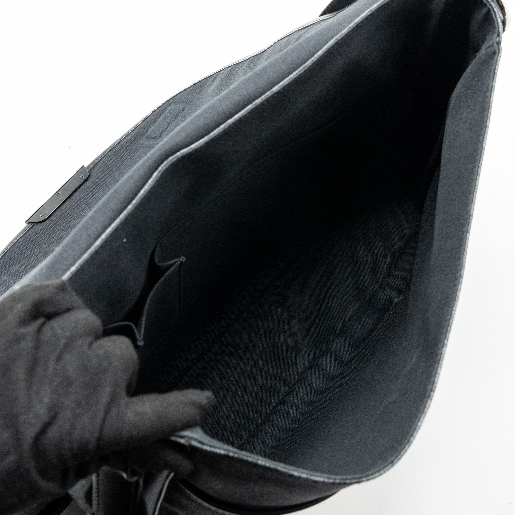 louis-vuitton-large-messanger-bag-damier-graphite-canvas-with-black-hardware
