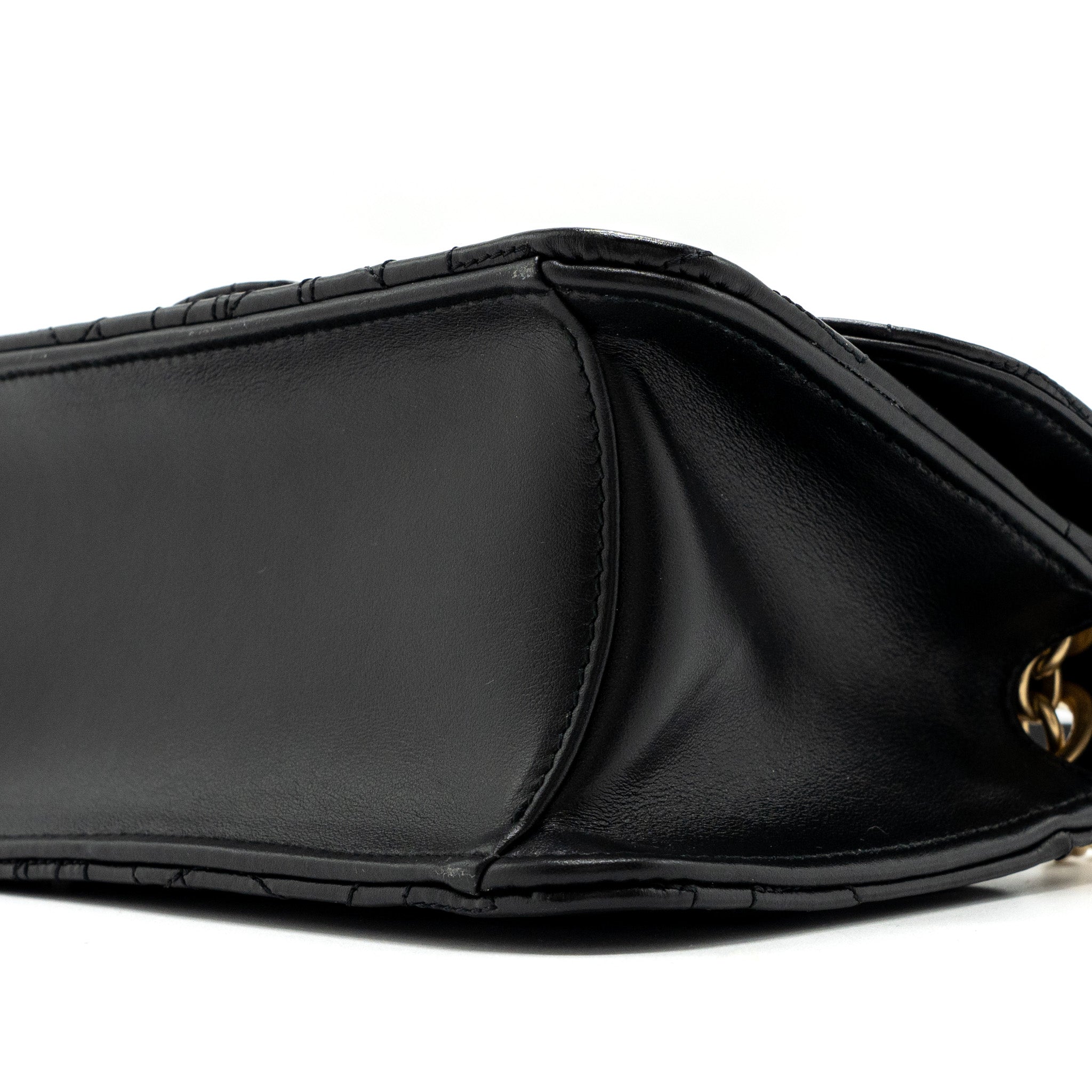 ferragamo-glancing-quilted-leather-shoulder-bag-calfskin-black-ghw