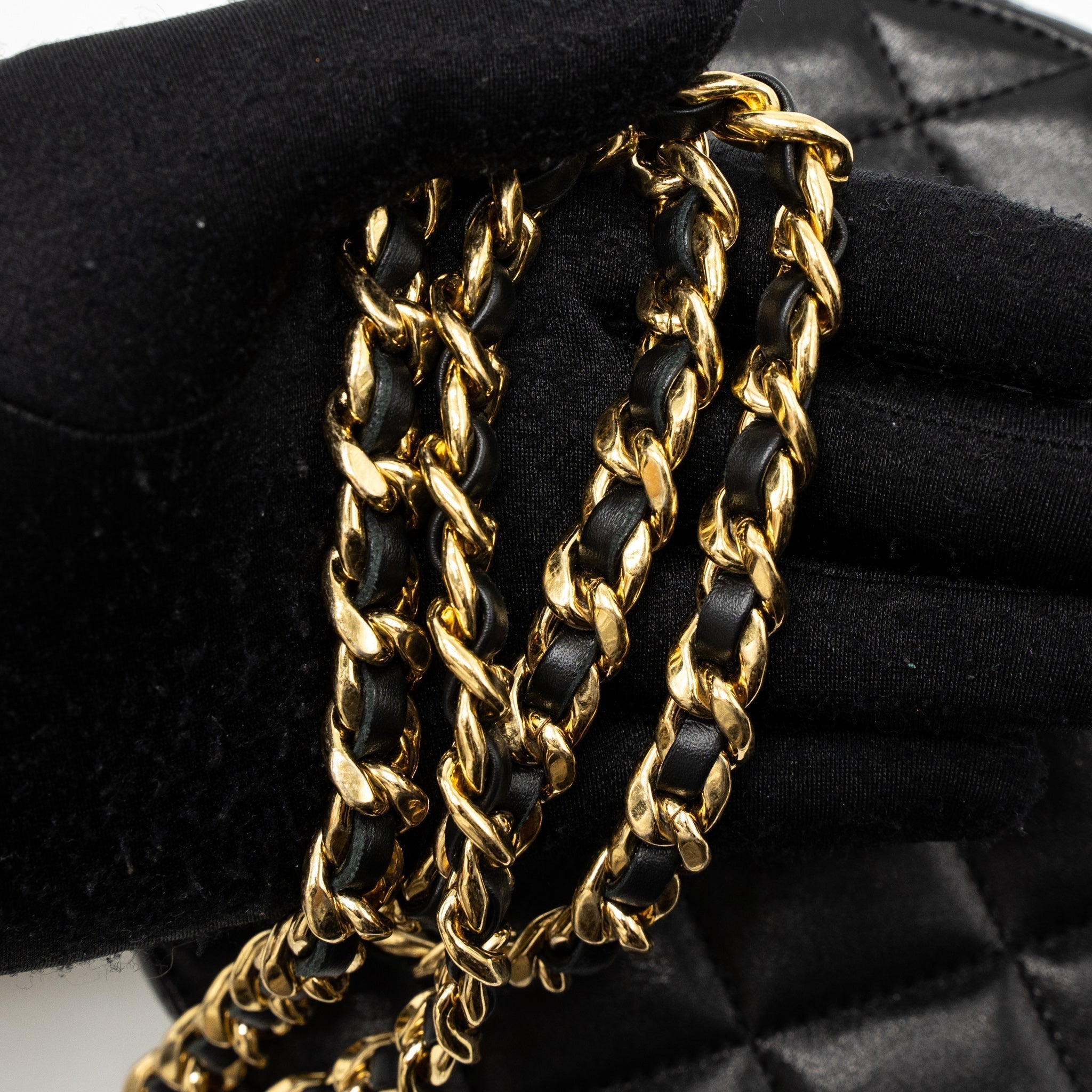 chanel-round-vanity-with-round-handle-crossbody-bag-lambskin-black-ghw-microchip