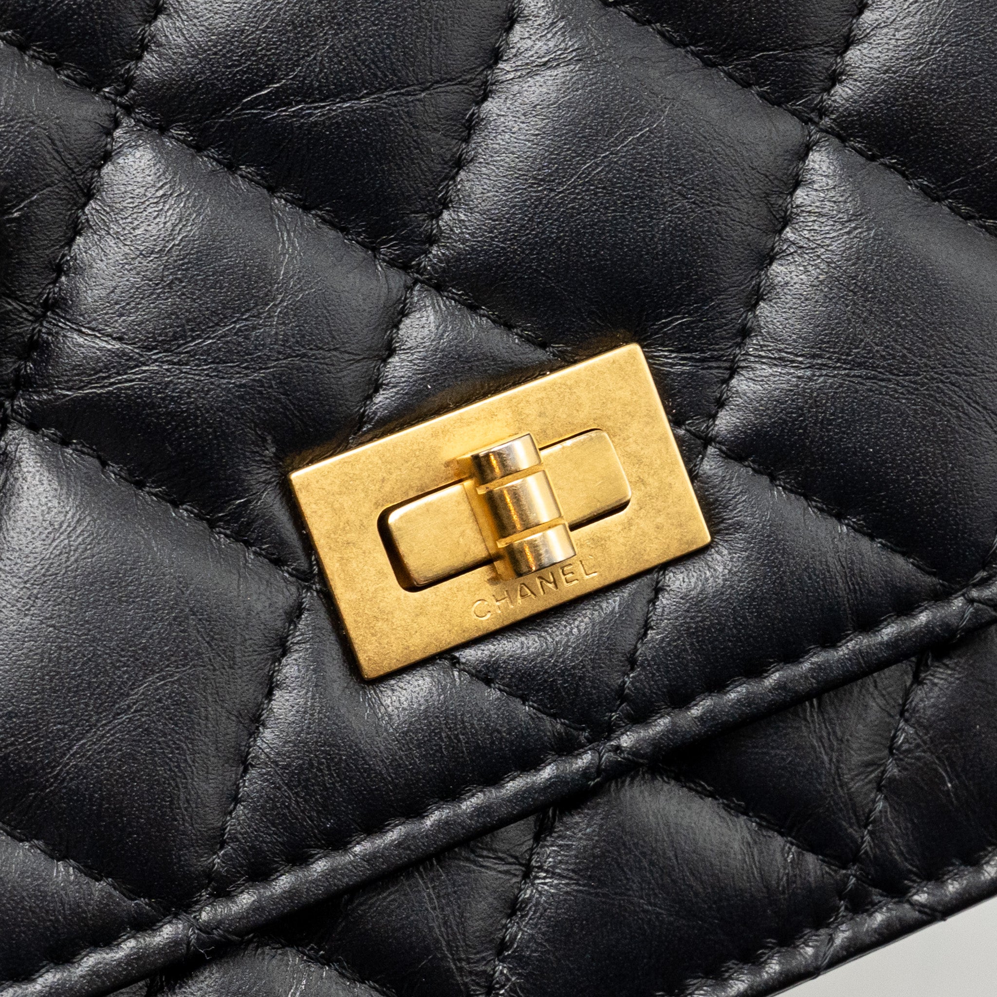 chanel-mini-2-55-reissue-wallet-on-chain-aged-calfskin-black-ghwmicrochip