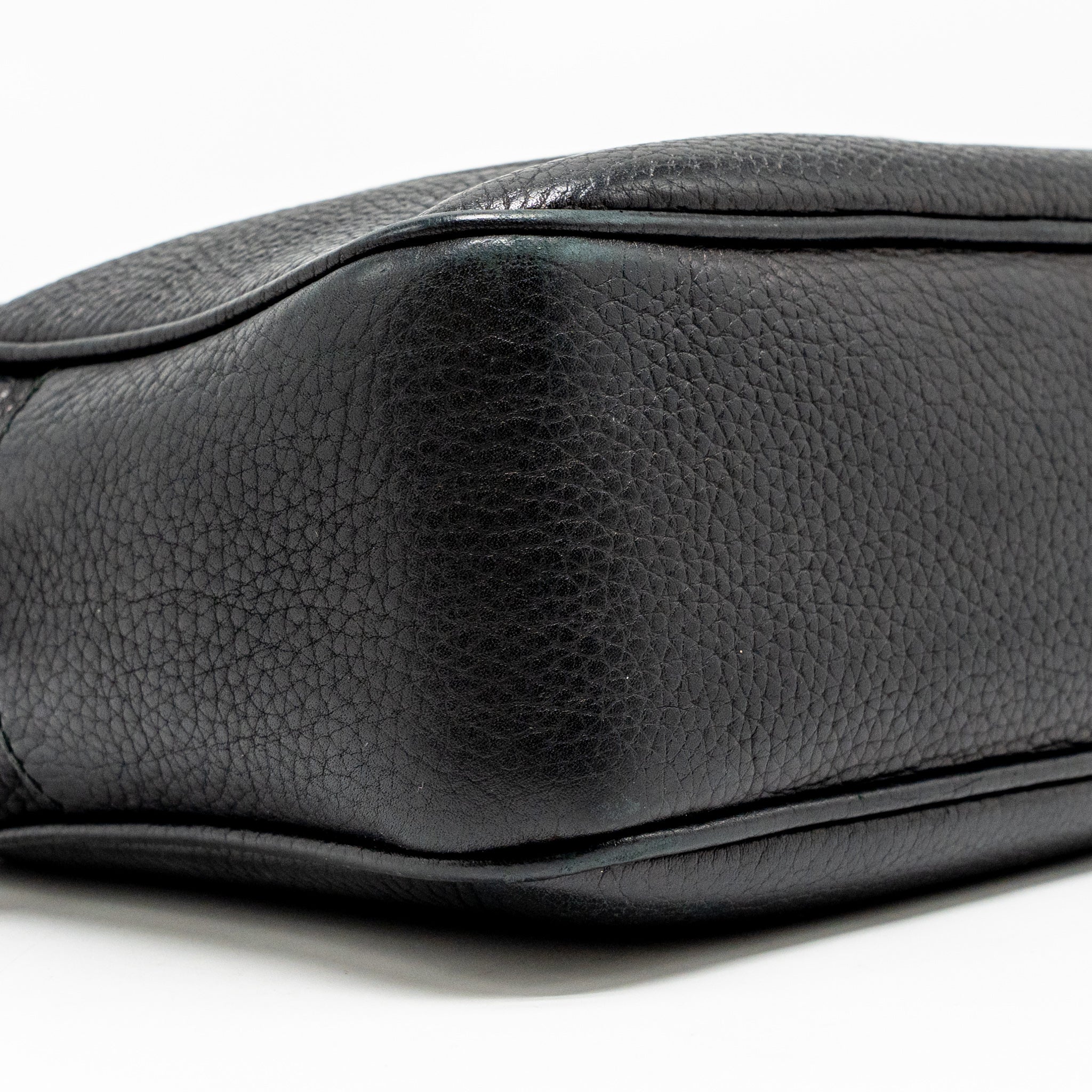 gucci-soho-disco-camera-crossbody-bag-calfskin-black-lghw-2