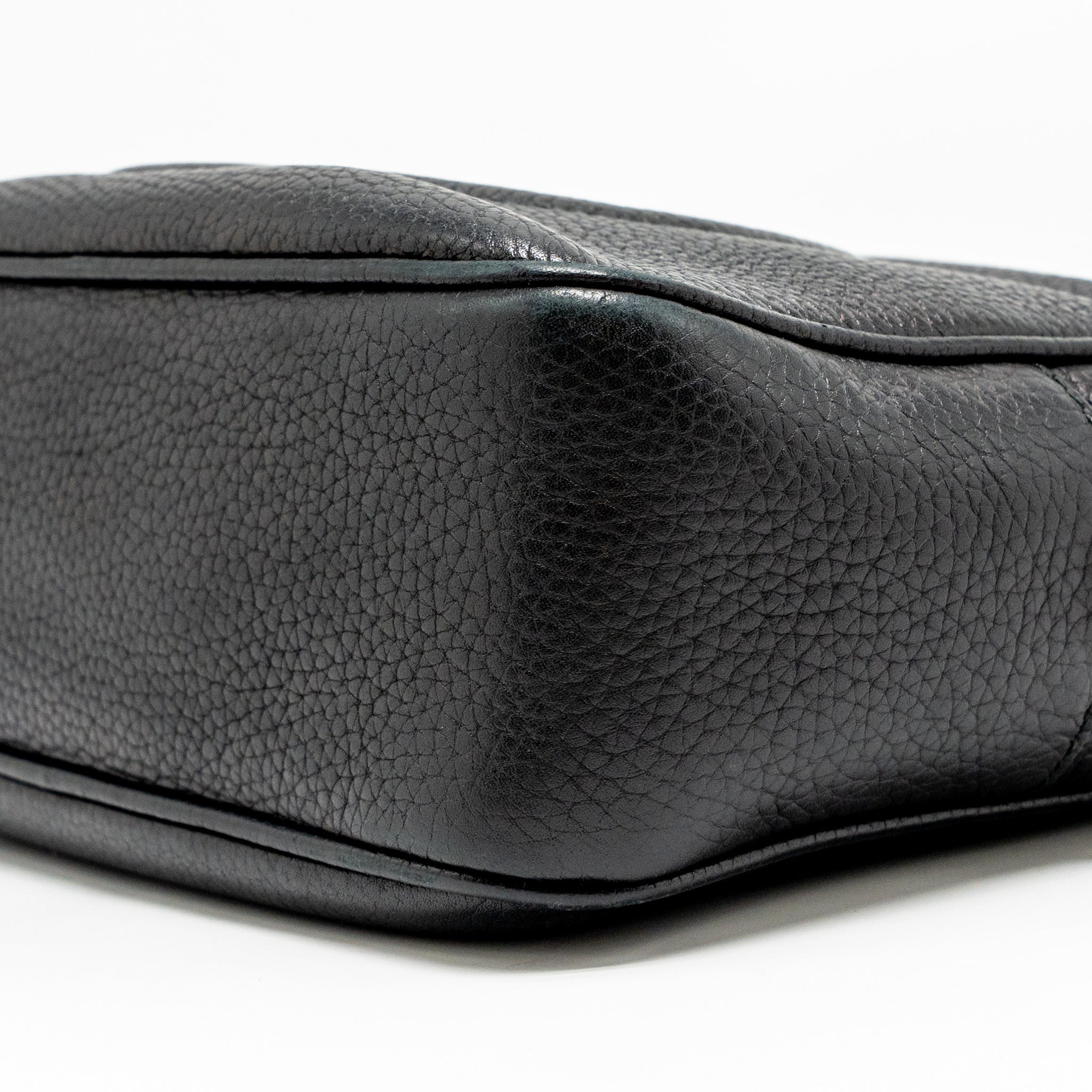 gucci-soho-disco-camera-crossbody-bag-calfskin-black-lghw-2