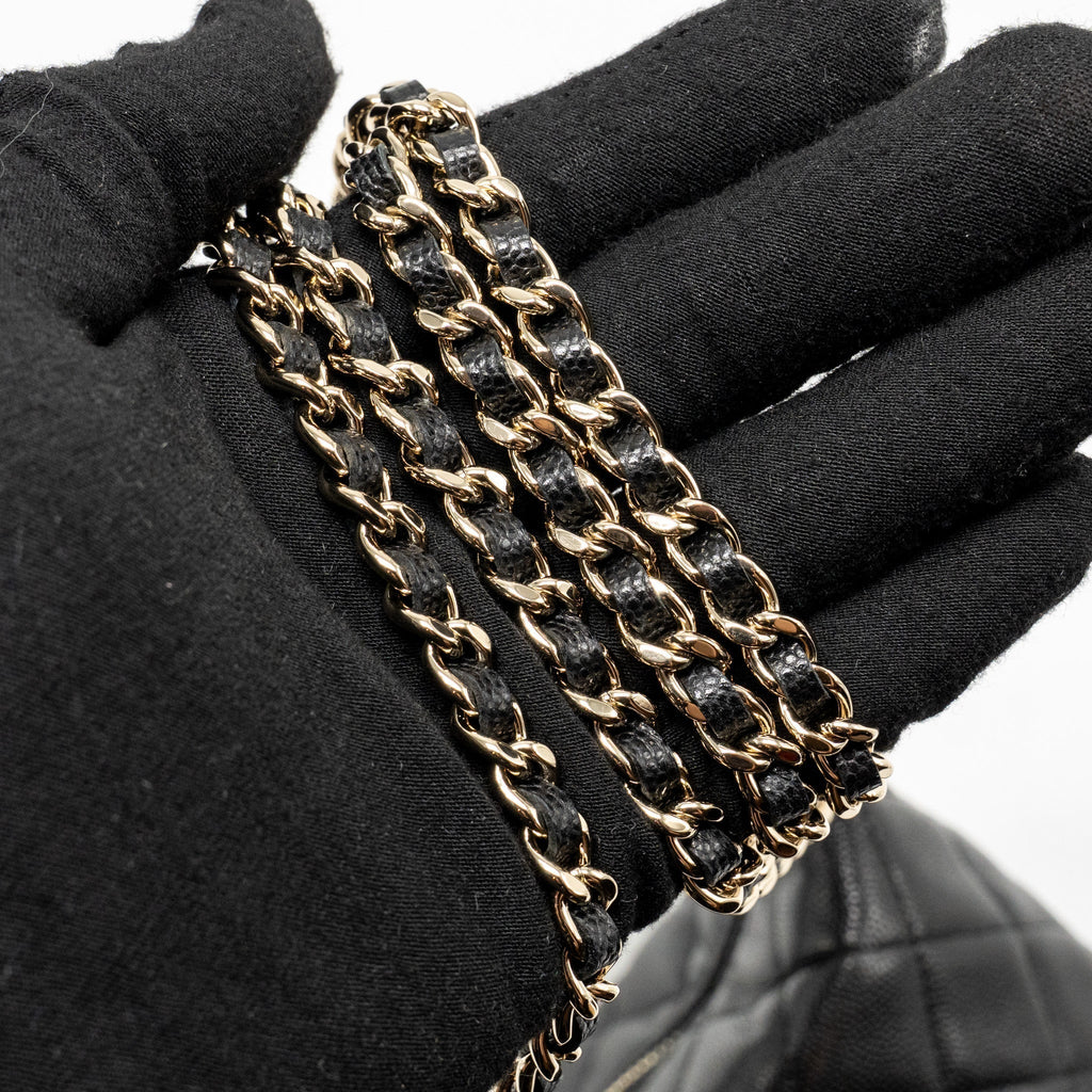chanel-25c-detail-cc-logo-quilted-hobo-bag-caviar-black-lghwmicrochip
