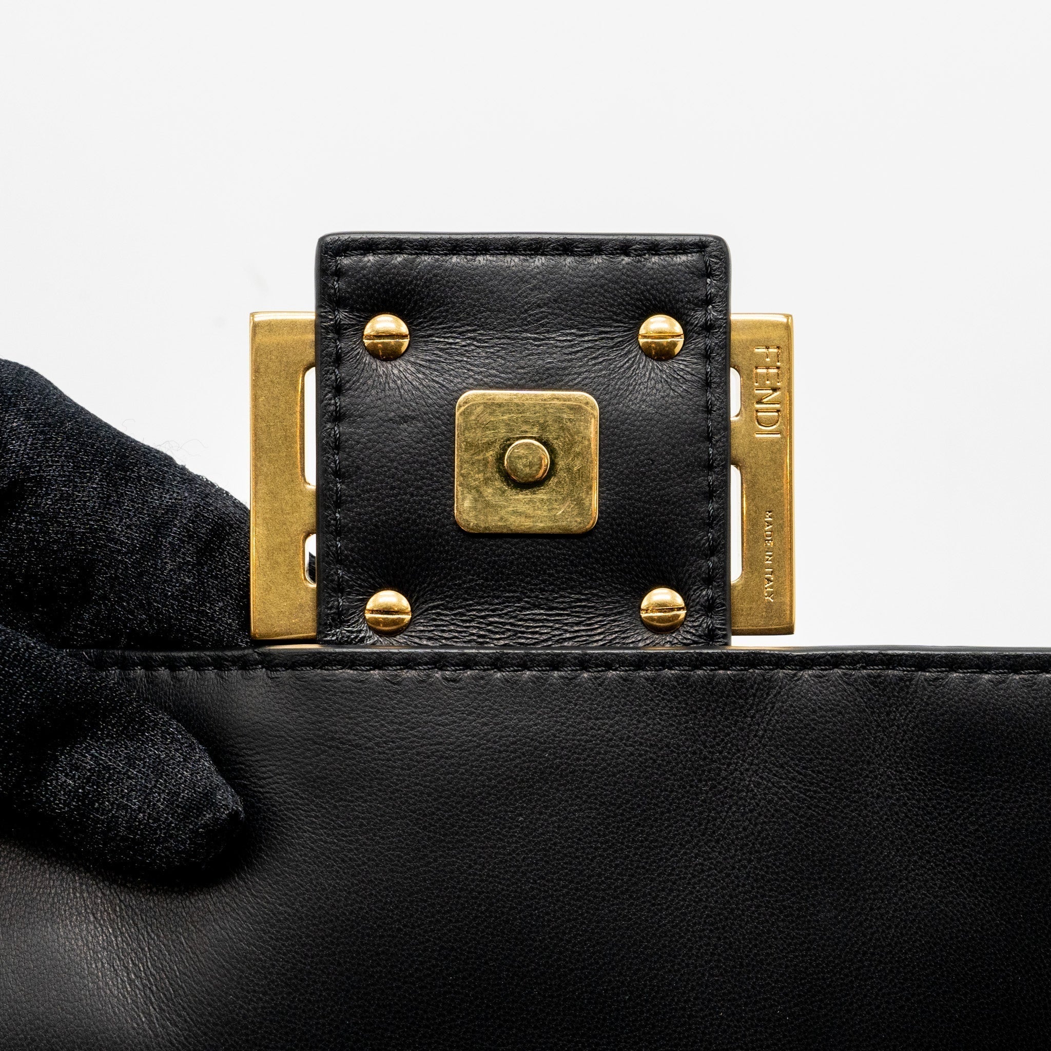 fendi-large-baguette-bag-nappa-black-ghw