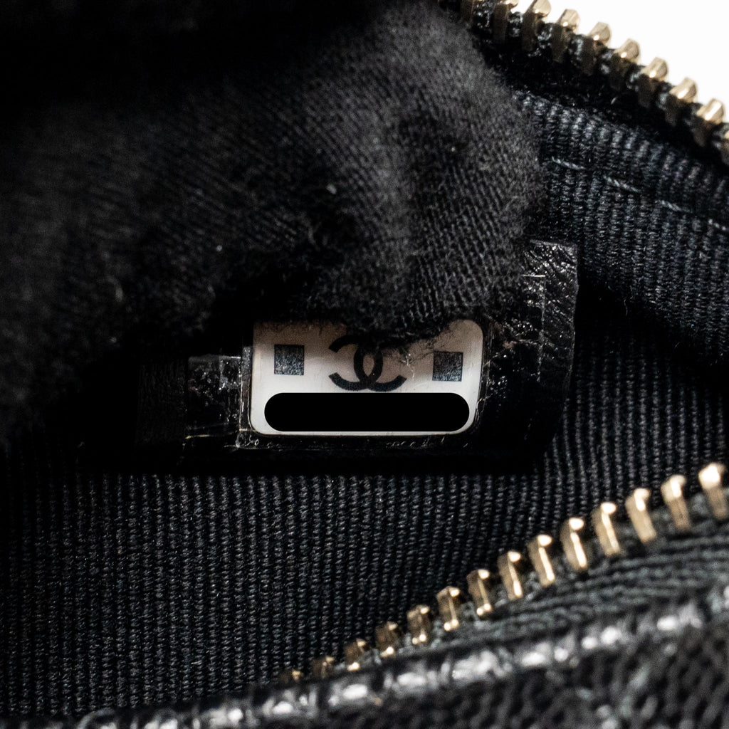 chanel-25c-detail-cc-logo-quilted-hobo-bag-caviar-black-lghwmicrochip