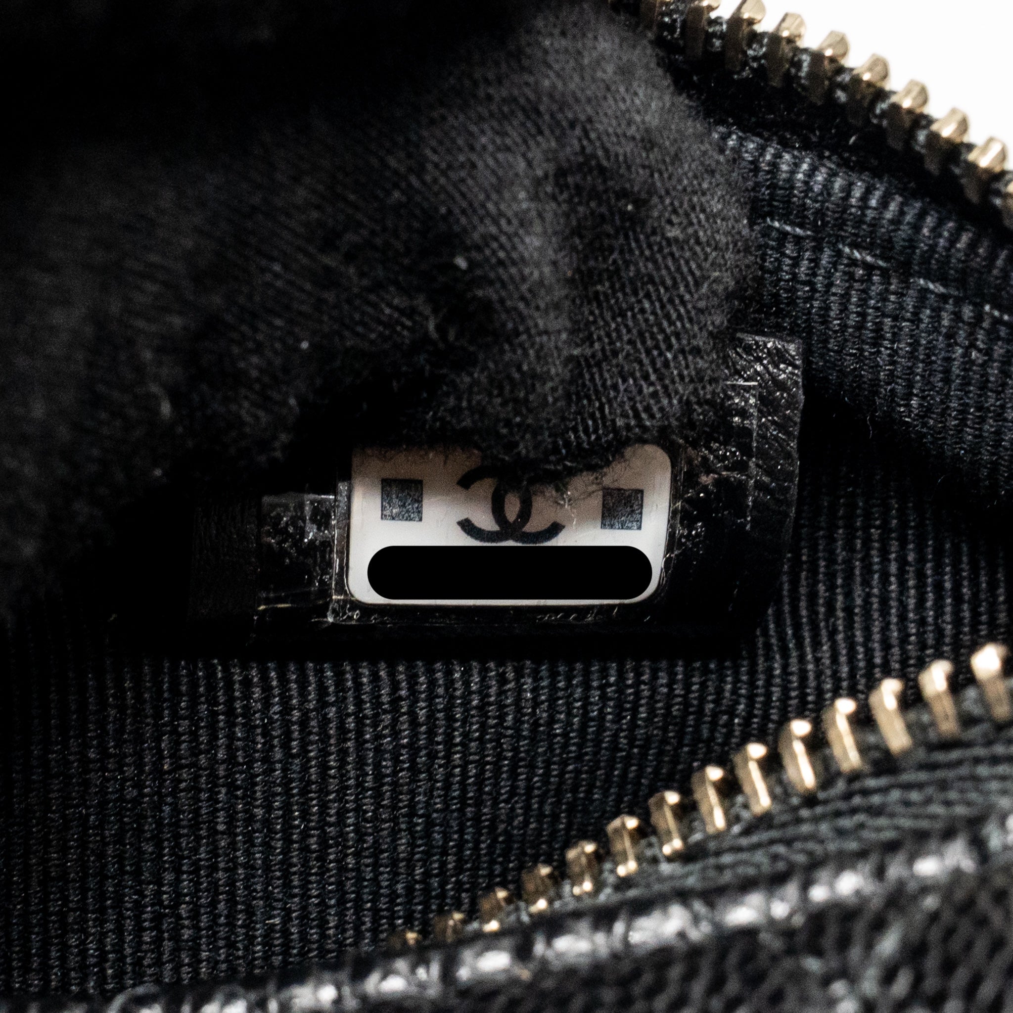 chanel-25c-detail-cc-logo-quilted-hobo-bag-caviar-black-lghwmicrochip