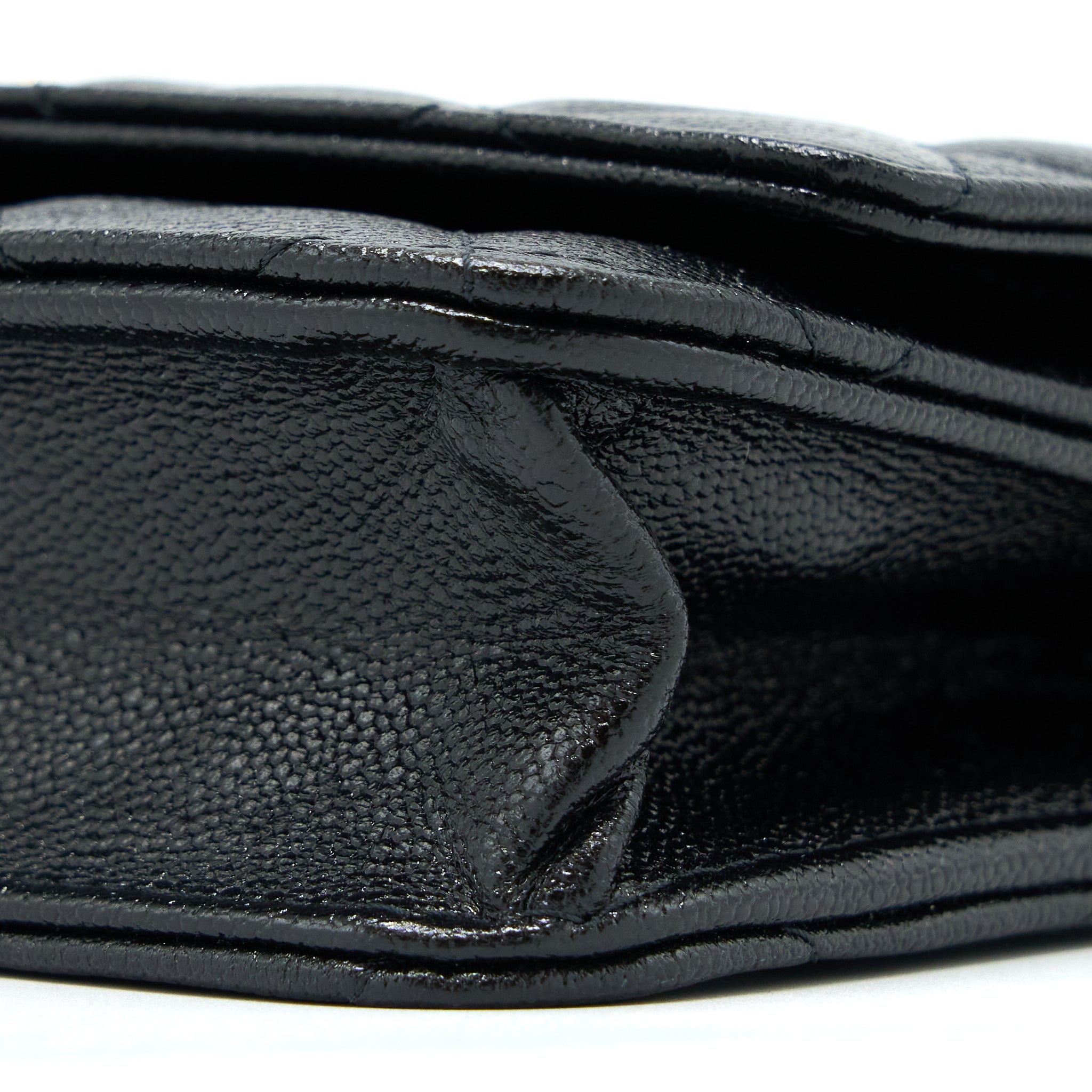 chanel-22b-detail-cc-logo-wallet-on-chain-caviar-black-lghw-microchip