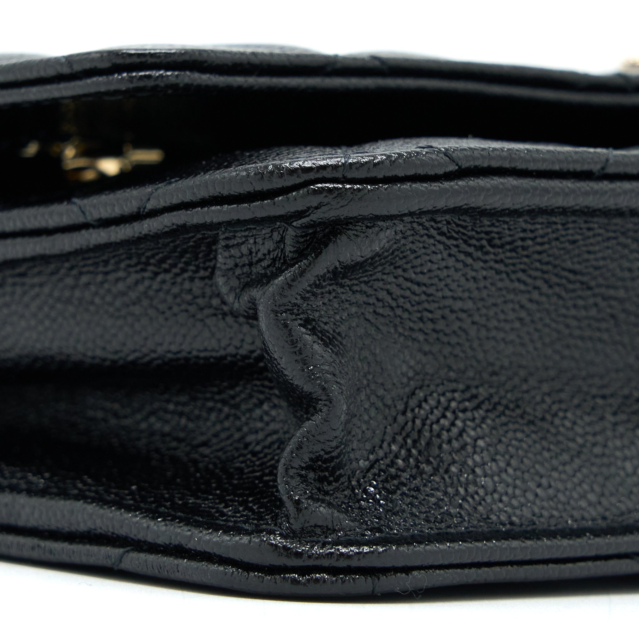 chanel-22b-detail-cc-logo-wallet-on-chain-caviar-black-lghw-microchip