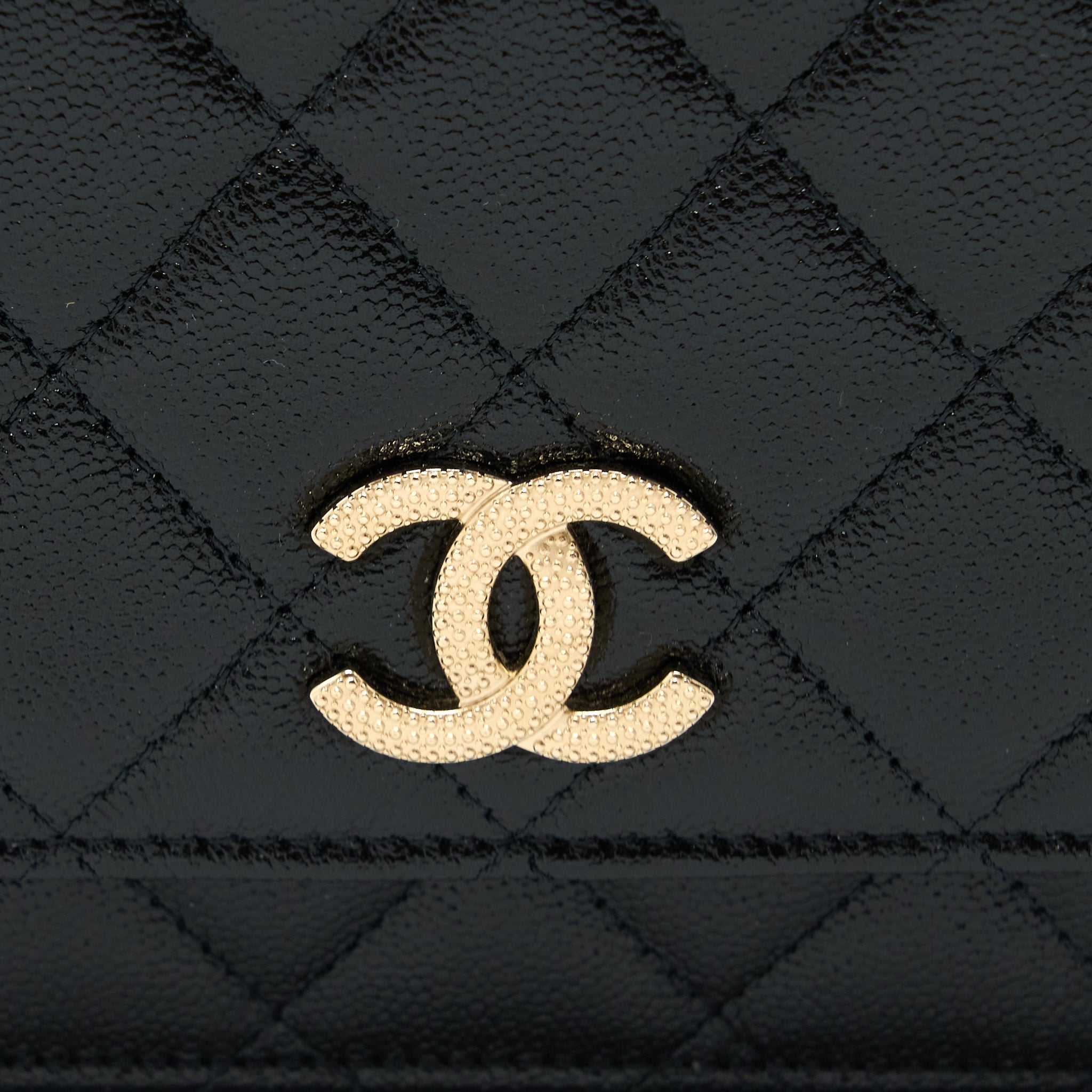 chanel-22b-detail-cc-logo-wallet-on-chain-caviar-black-lghw-microchip
