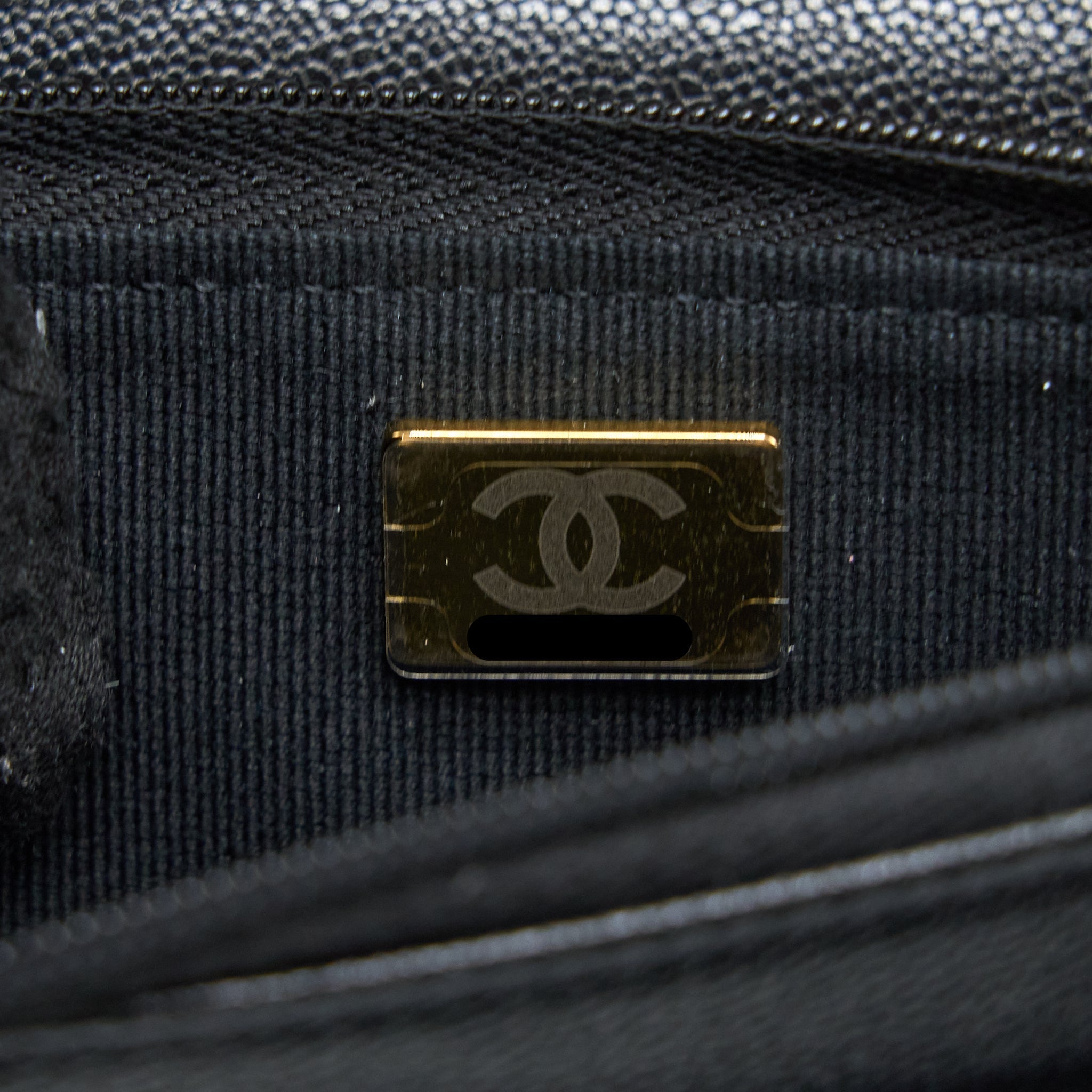 chanel-22b-detail-cc-logo-wallet-on-chain-caviar-black-lghw-microchip