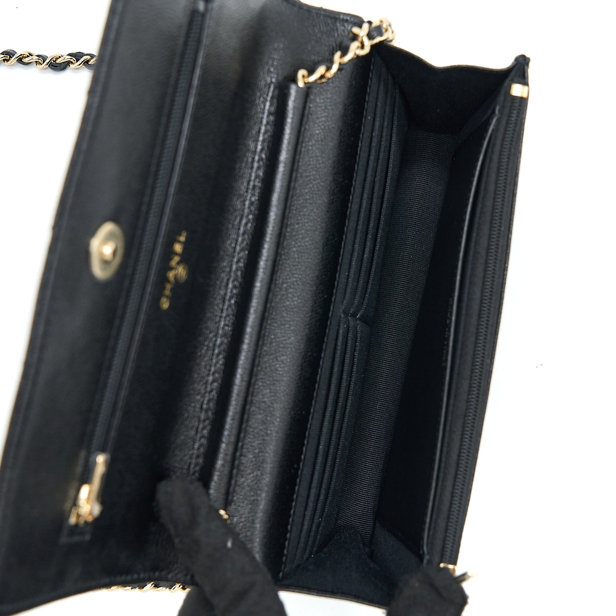 chanel-22b-detail-cc-logo-wallet-on-chain-caviar-black-lghw-microchip