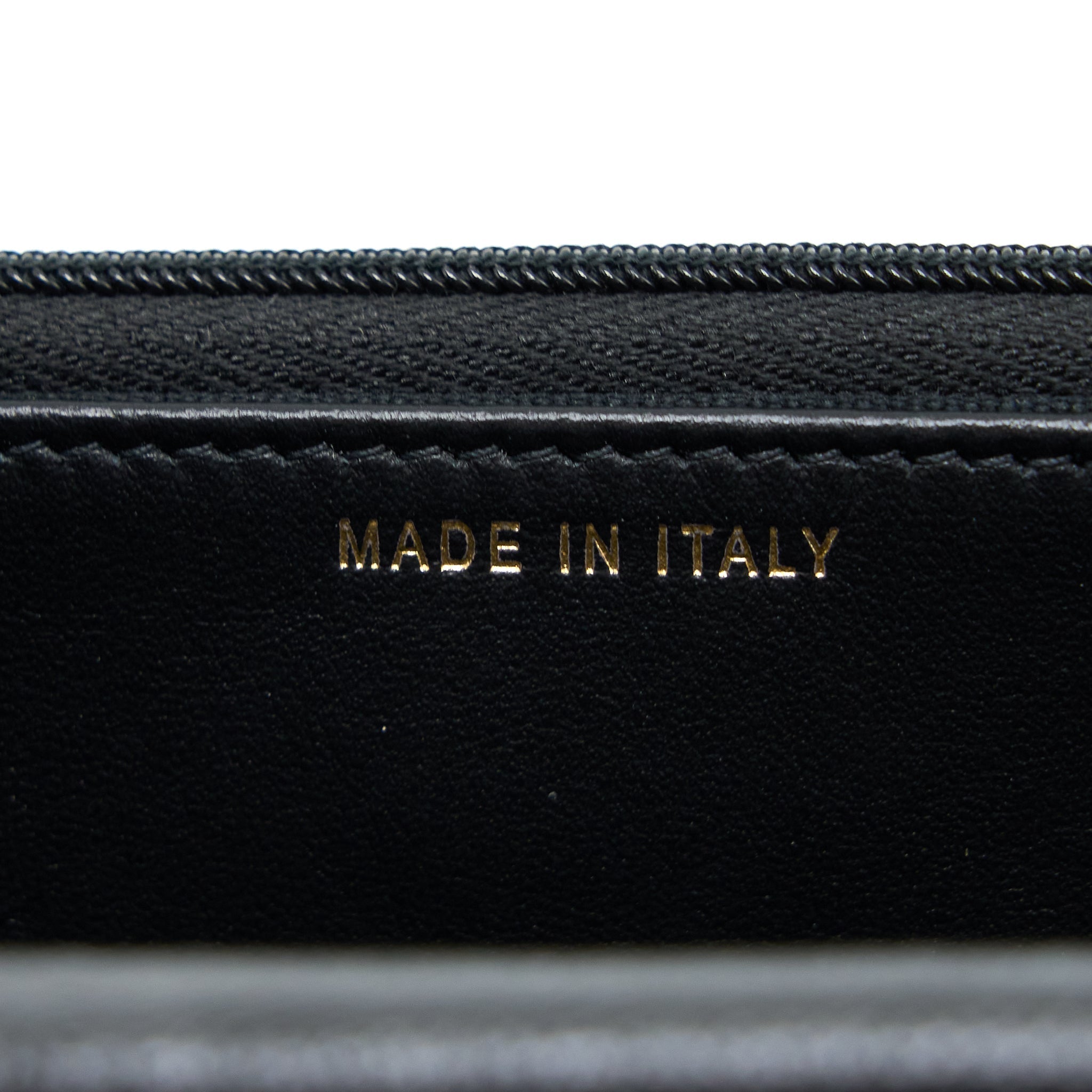 chanel-22b-detail-cc-logo-wallet-on-chain-caviar-black-lghw-microchip
