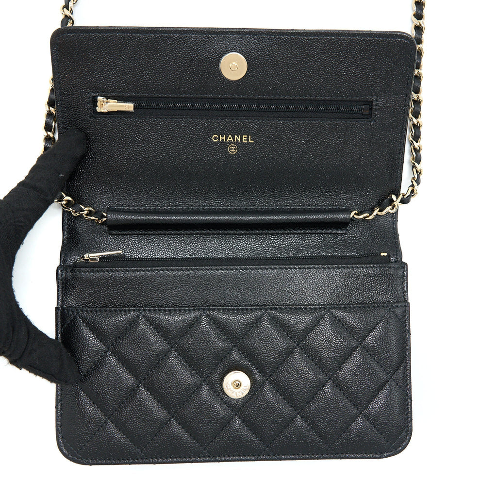 chanel-22b-detail-cc-logo-wallet-on-chain-caviar-black-lghw-microchip