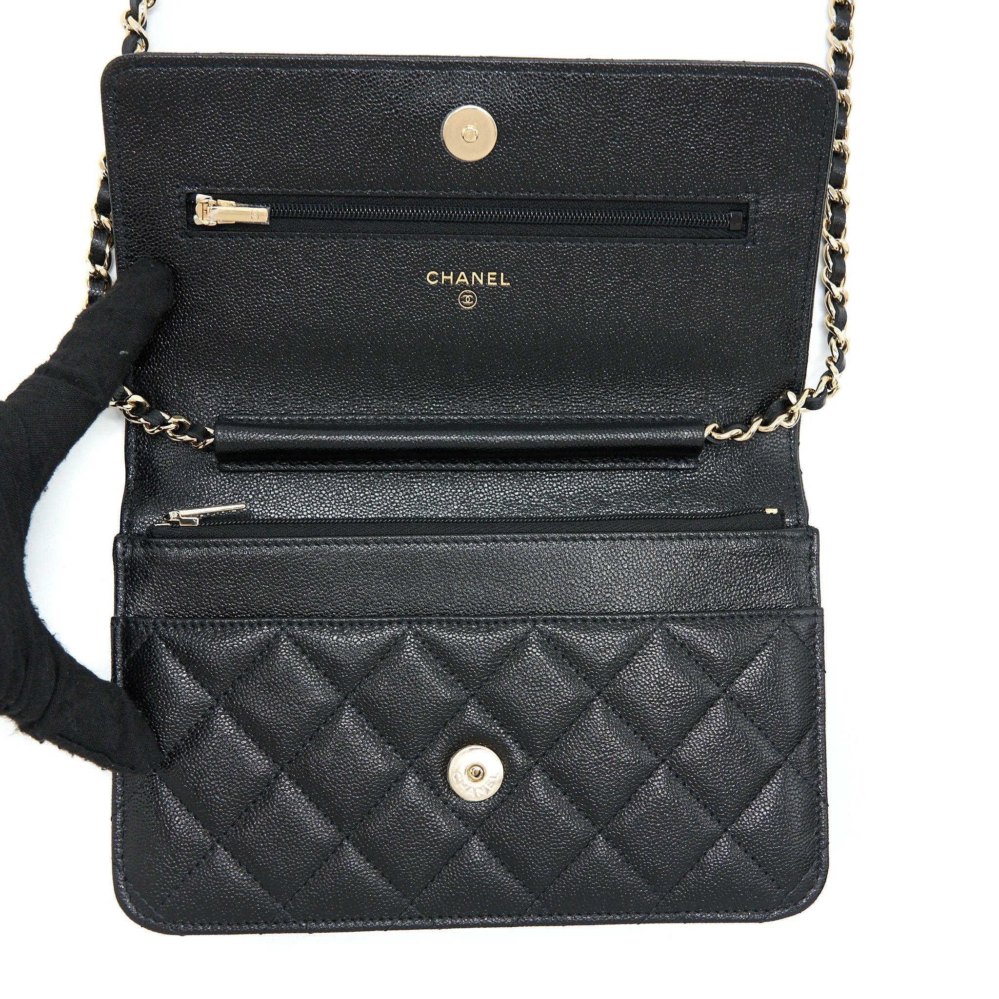 chanel-22b-detail-cc-logo-wallet-on-chain-caviar-black-lghw-microchip