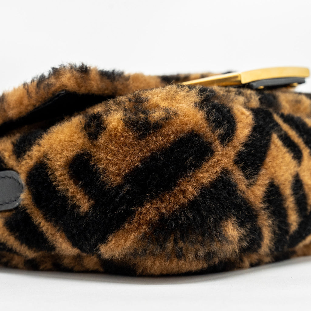 fendi-mini-baguette-bag-lamb-fur-black-brown-ghw