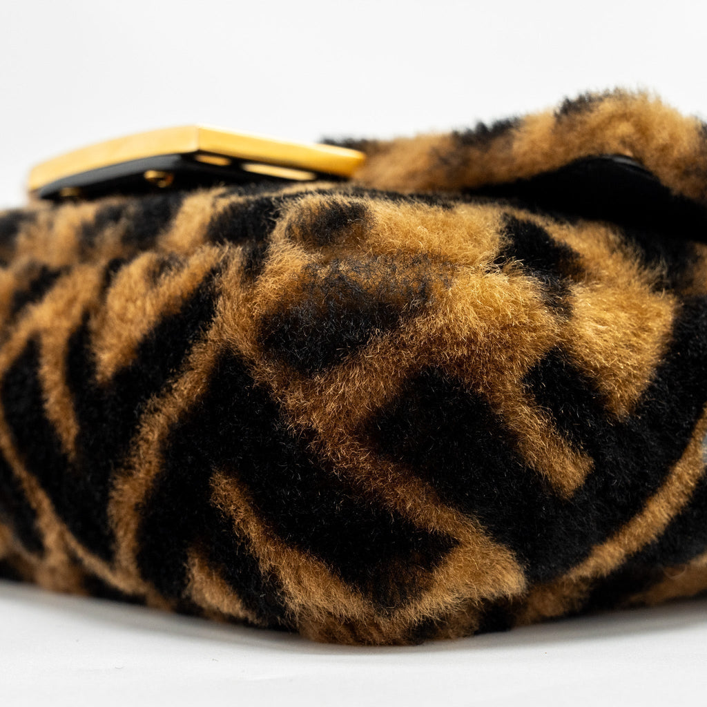 fendi-mini-baguette-bag-lamb-fur-black-brown-ghw