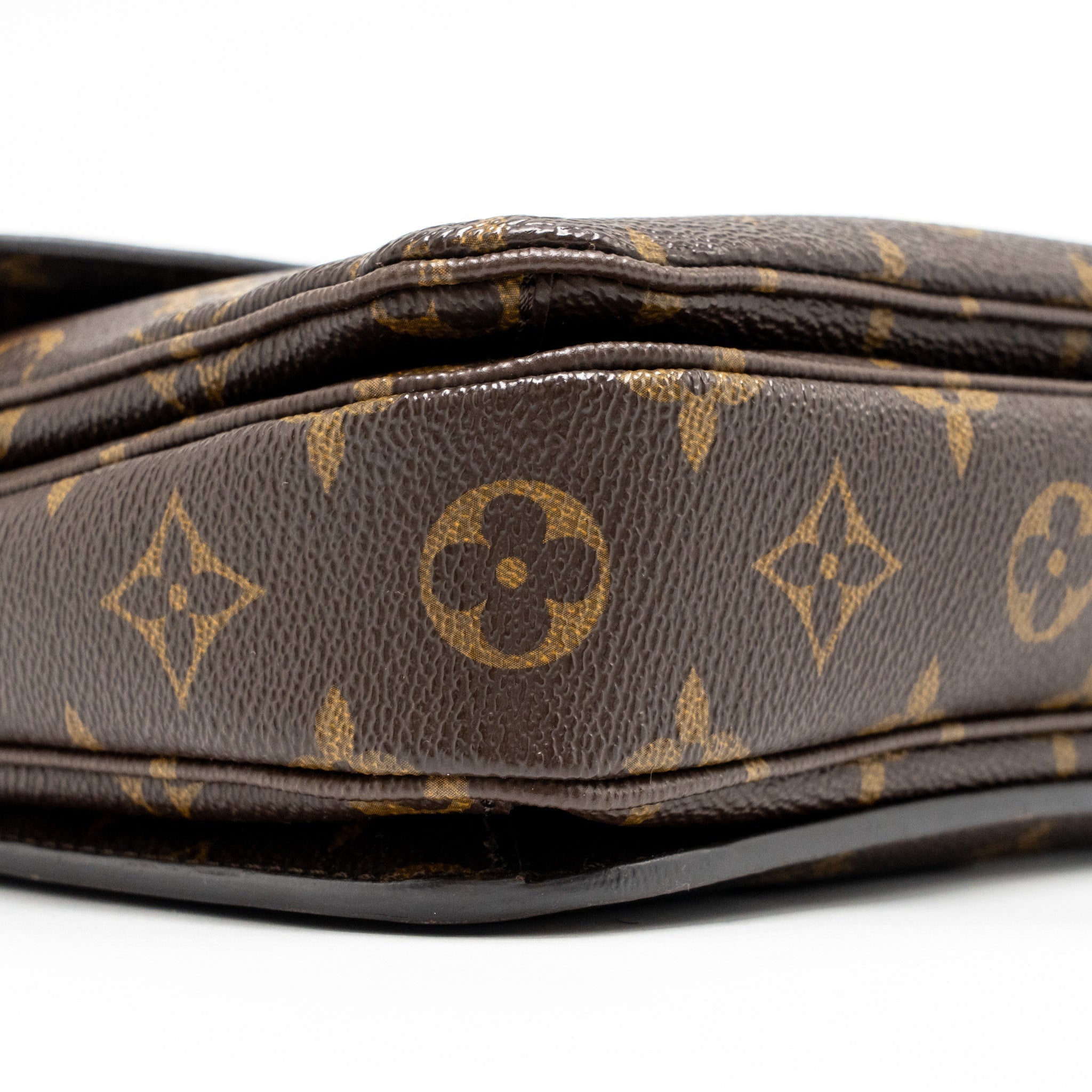 louis-vuitton-pochette-metis-monogram-canvas-ghw-copy-1