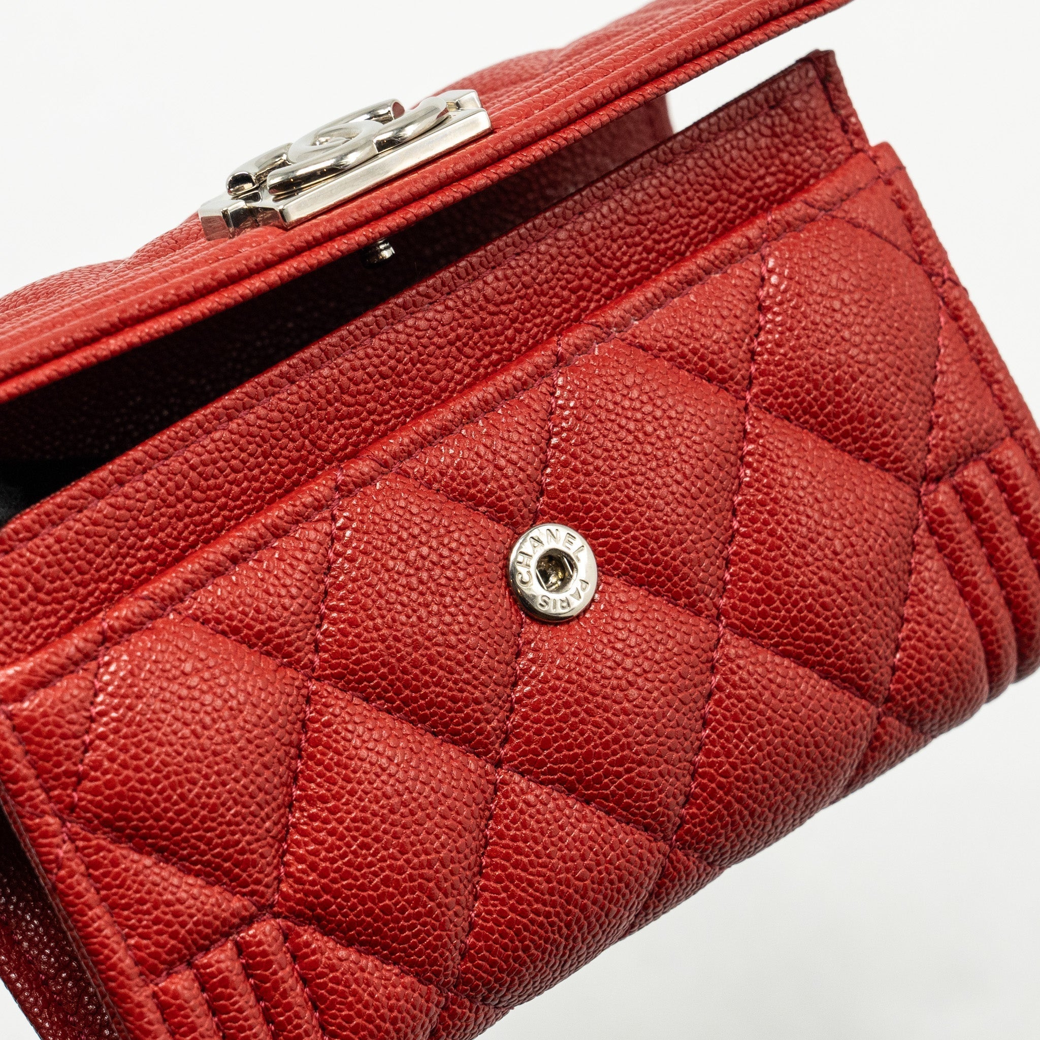 chanel-boy-flap-card-holder-caviar-red-shw